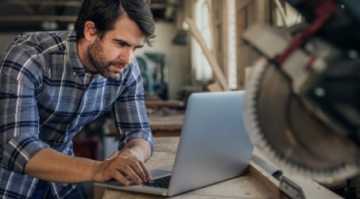 Handwerker lässt sich online von unseren Finanzchef24-Versicherungsexperten beraten.