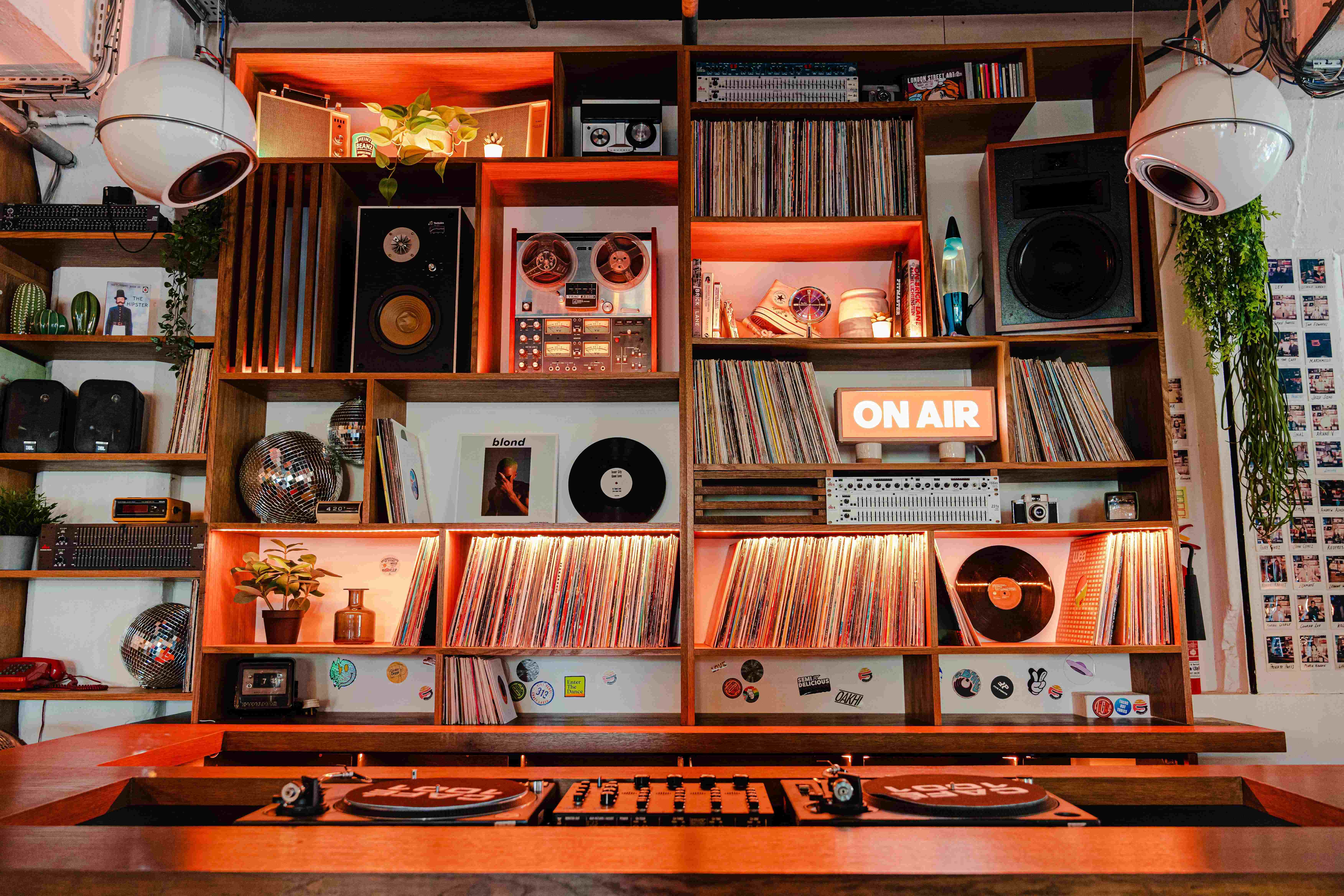 Cafe 1001  | Leo Saunders & Celestine