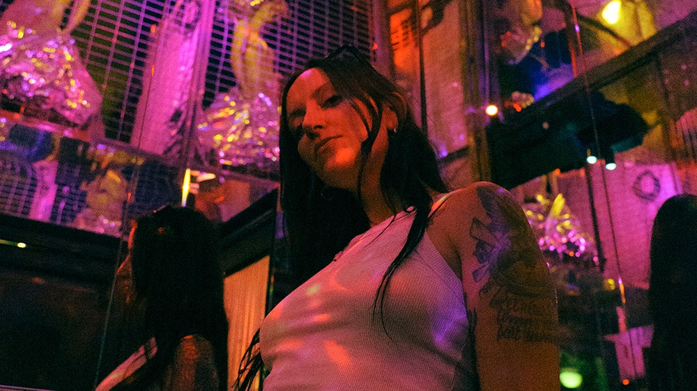 LATINEO & Me Siento Extraña Takeover | Verushka 