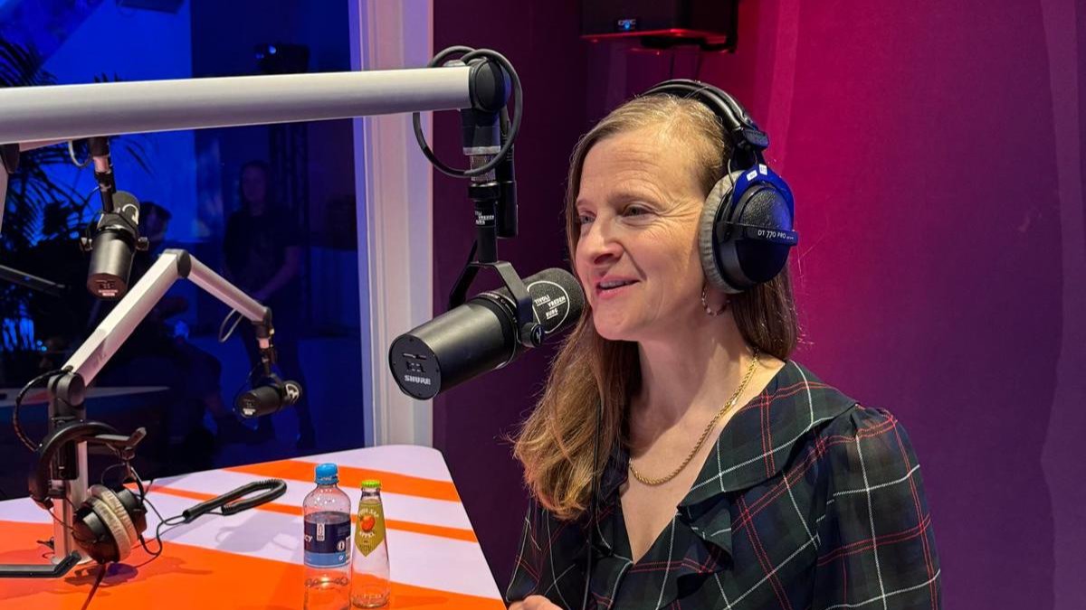 Le Guess Who? | COSMOS & Emma Warren