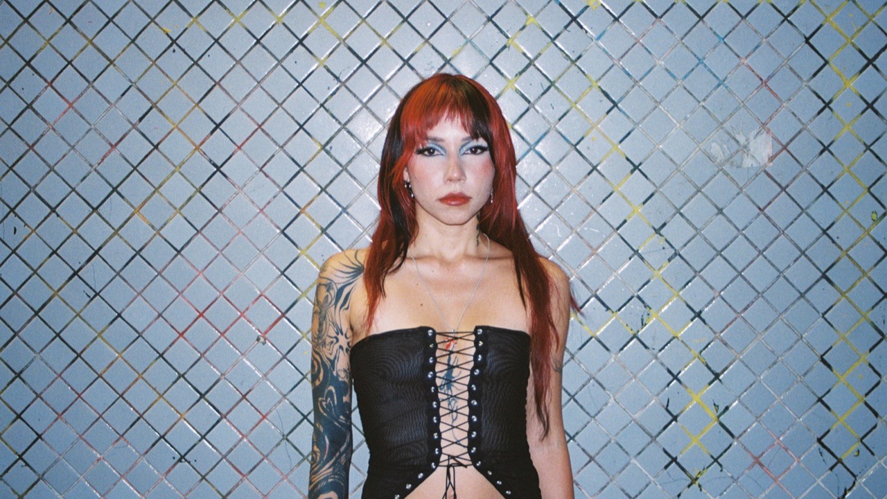 LATINEO & Me Siento Extraña Takeover | AMANTRA