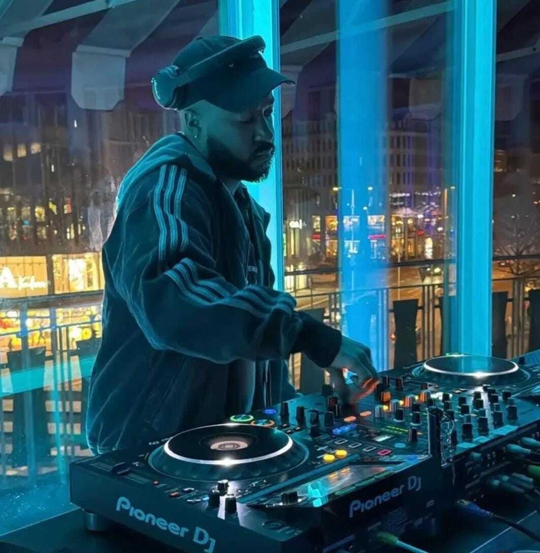 Einhundert | Nico Adomako