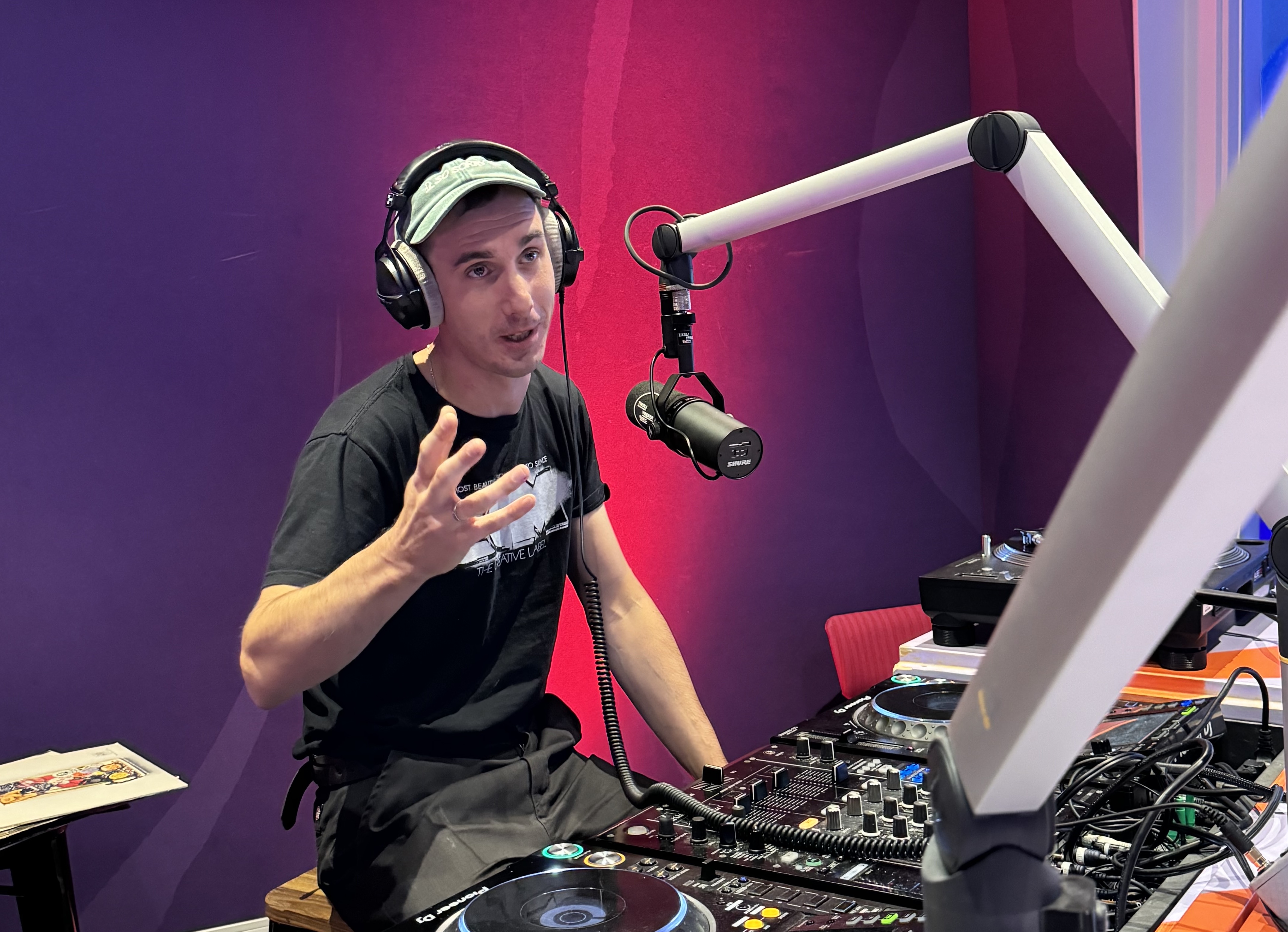 Le Guess Who? | COSMOS & Dialect