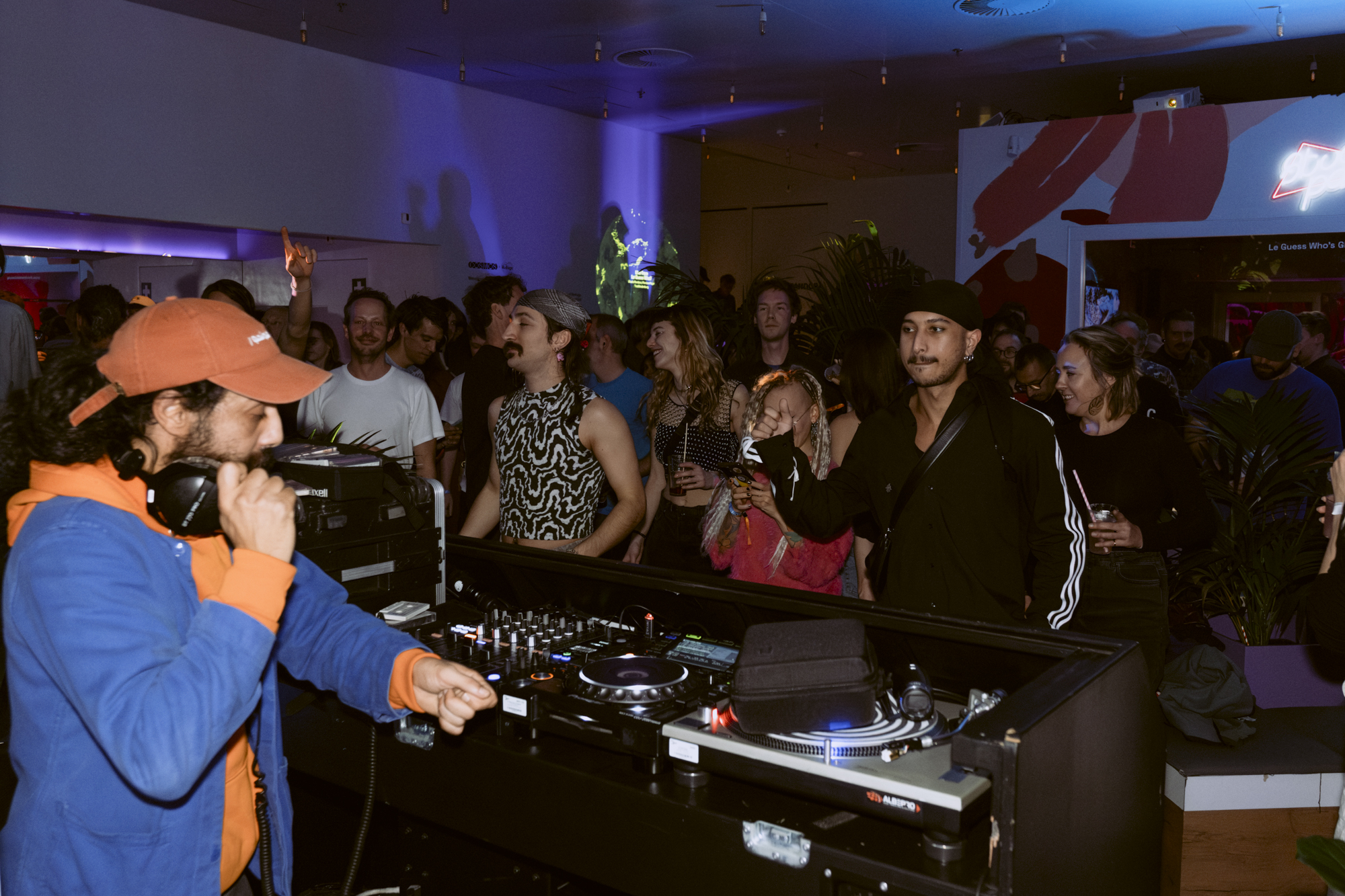 Le Guess Who? | COSMOS & Retro Cassetta