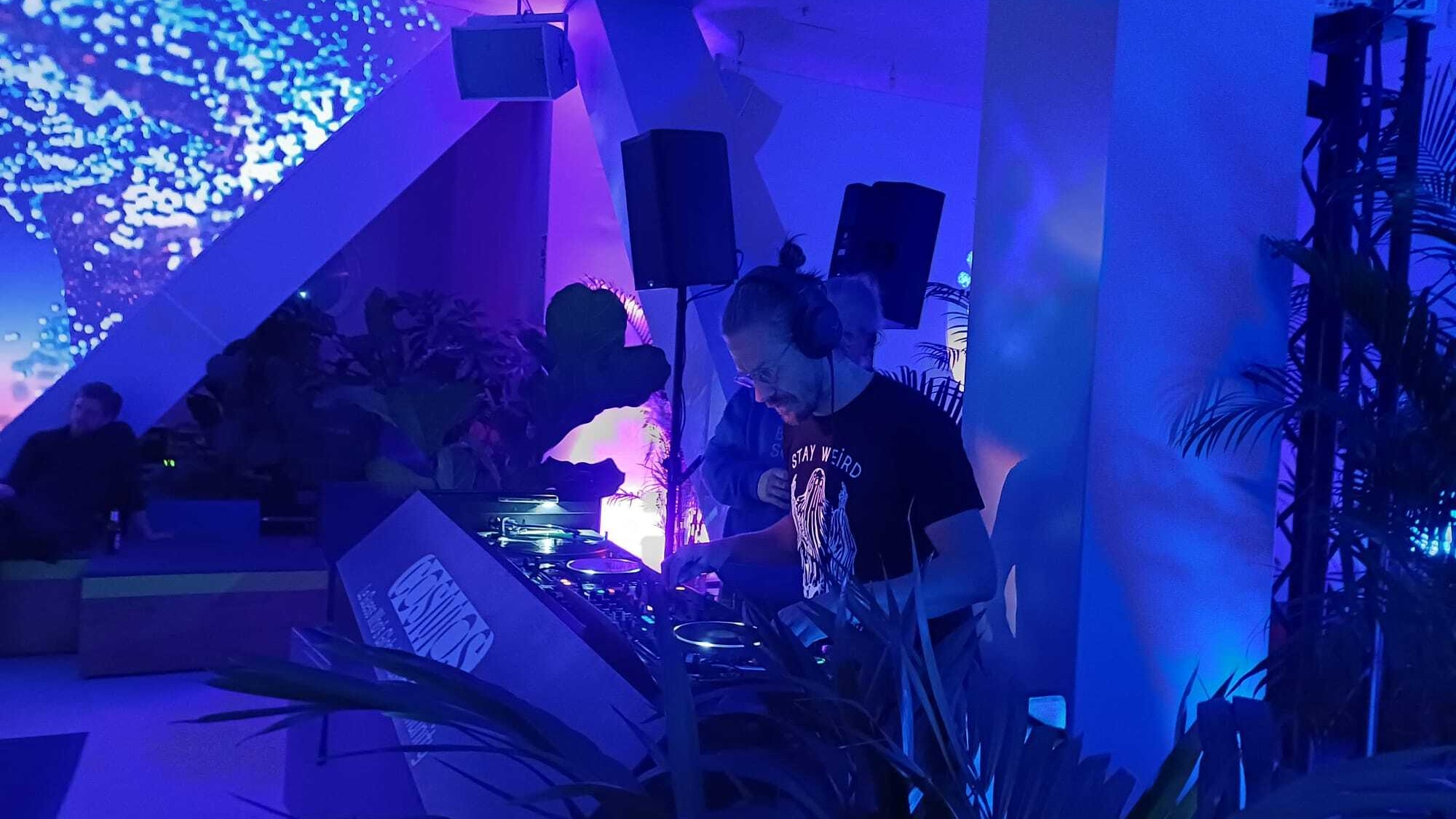 Le Guess Who? | COSMOS & Stranded FM: Duizend Baasheid Wax Society