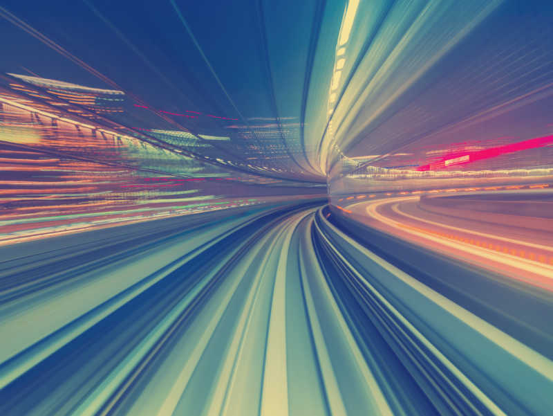 Illustrierte Hochgeschwindigkeits-Lichter in blau, grün, orange und roten Farben, die vom Betrachter weg einen Tunnel bilden. 