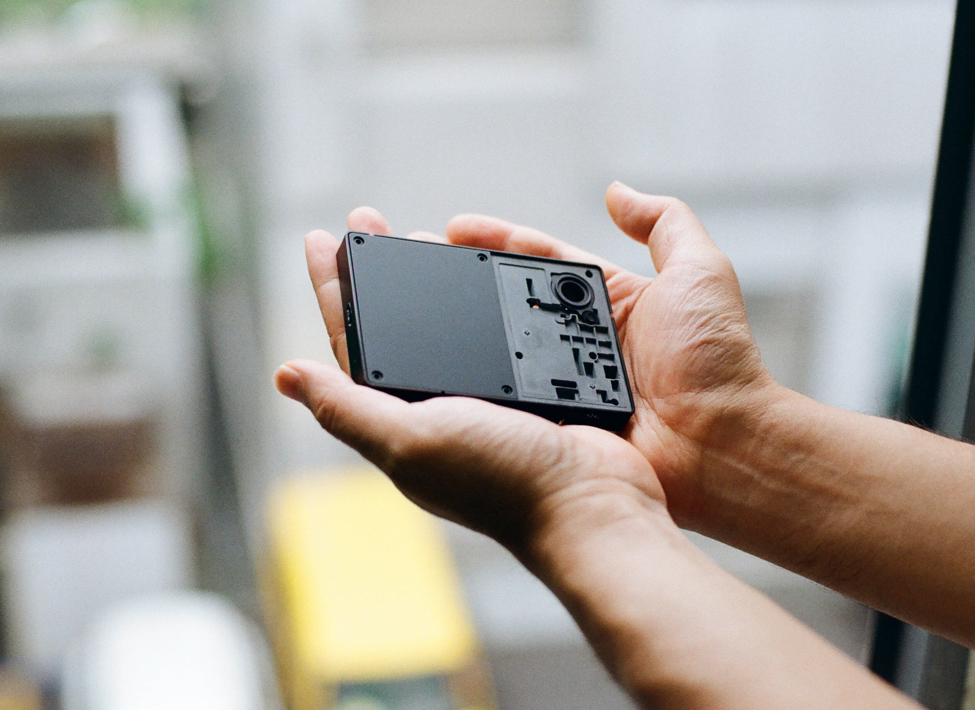 Light Phone III 本体 Light Phone III」レビュー：“つながりすぎた日常”からの解放 | WIRED.jp