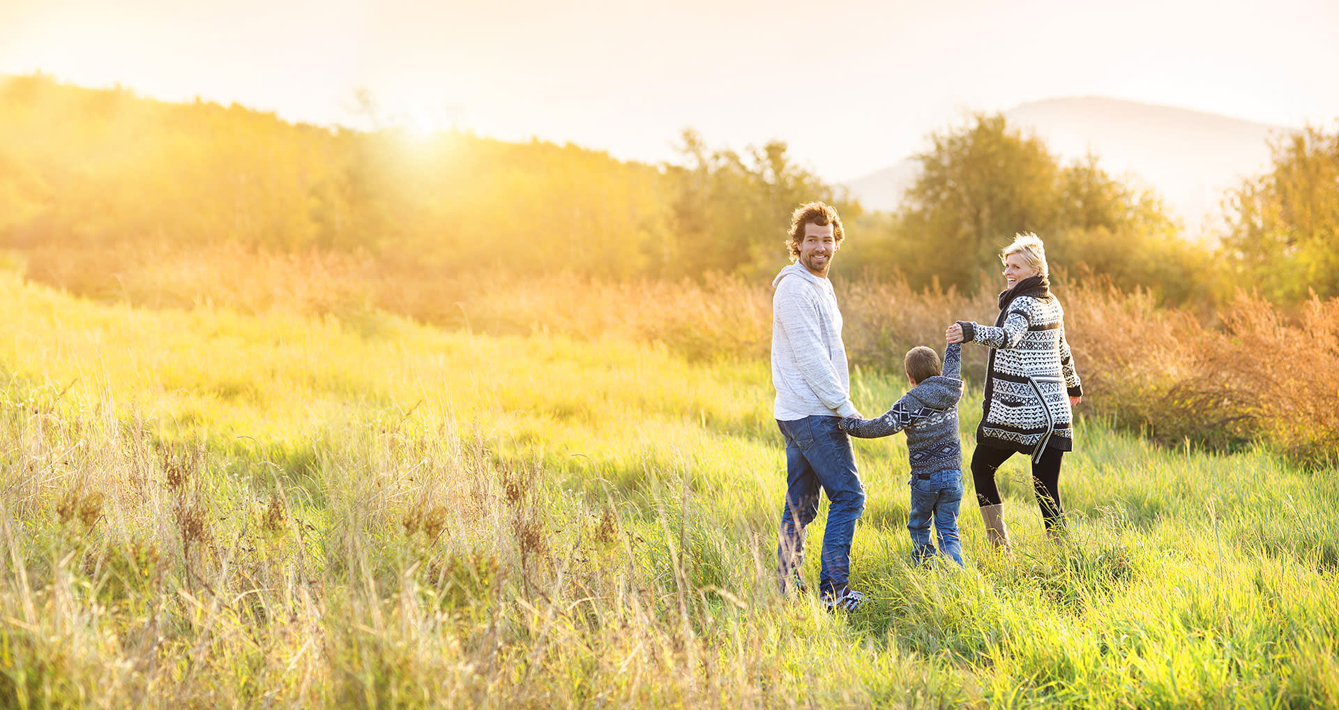 happy-family-walking-in-a-field-i-screen