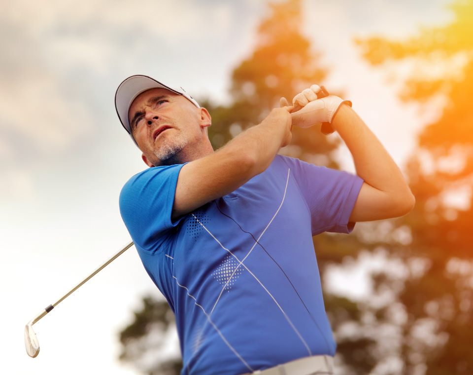 golfer-swinging-club-i-screen