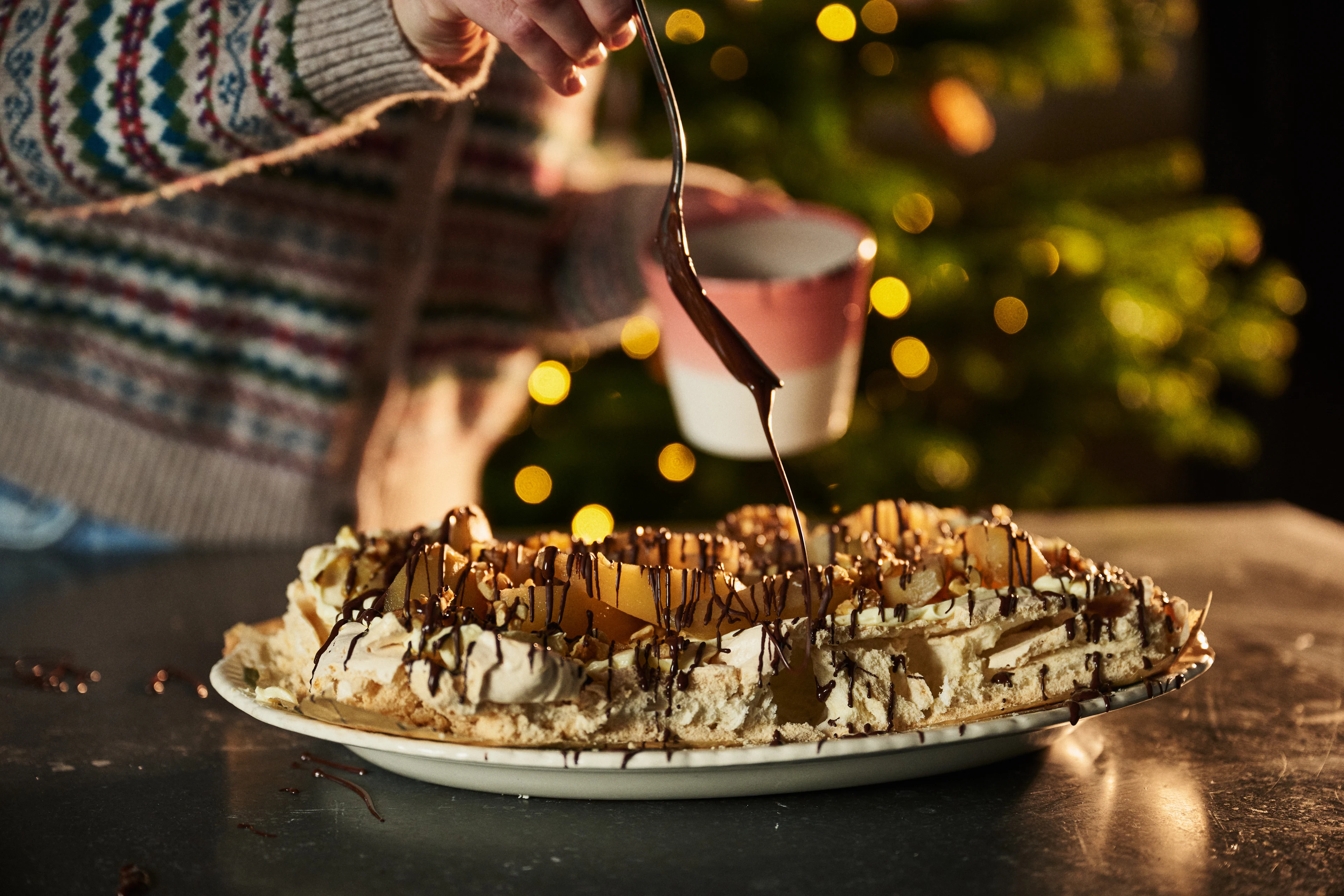 Recipe - Meringue Traybake With Pears, Chocolate And Yogurt Cream