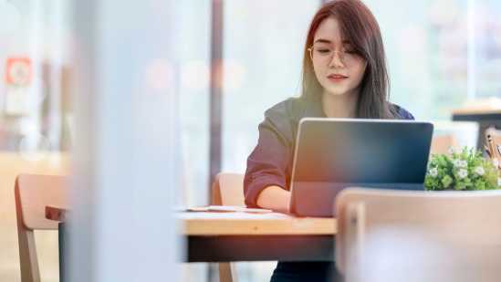 woman with laptop performing 360 degree feedback review