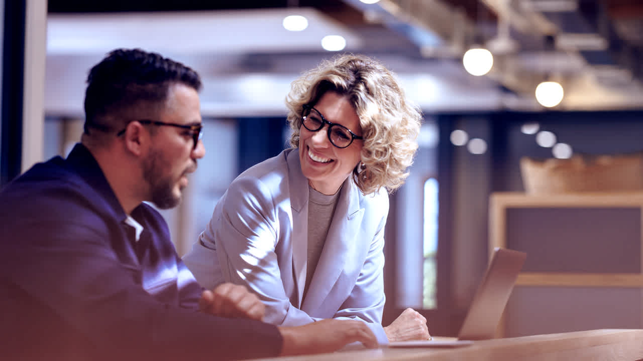 Image of a manager having a good conversation with an employee