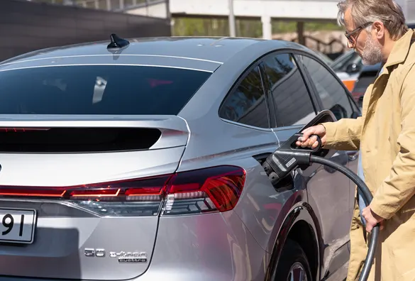 sähköauton latausjohto kiinnitetään audiin
