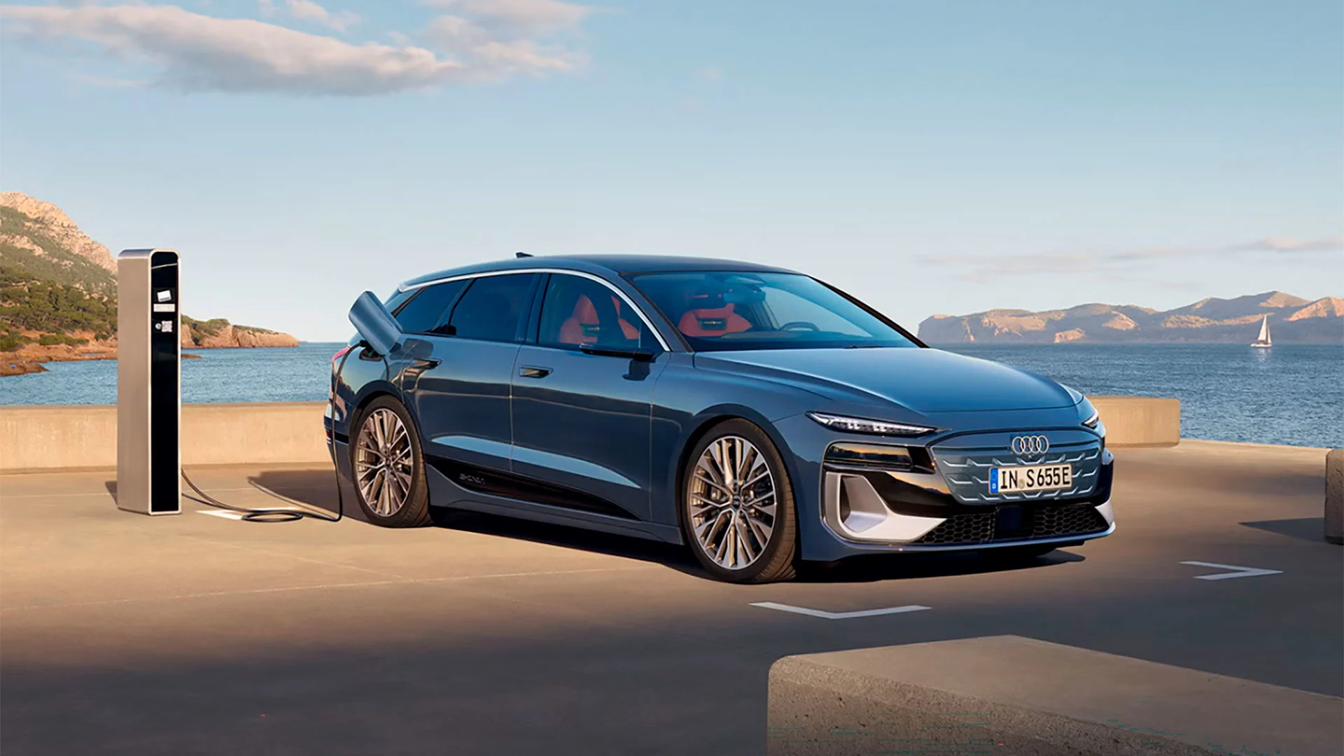 Audi S6 e-tron Avant lataamassa veden äärellä.