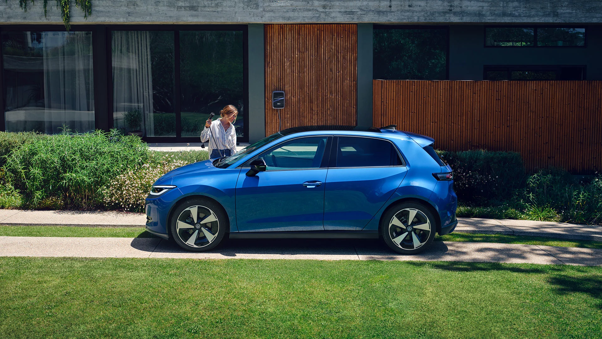 IDP0045 id-polo side-view-model-loading-wallbox
