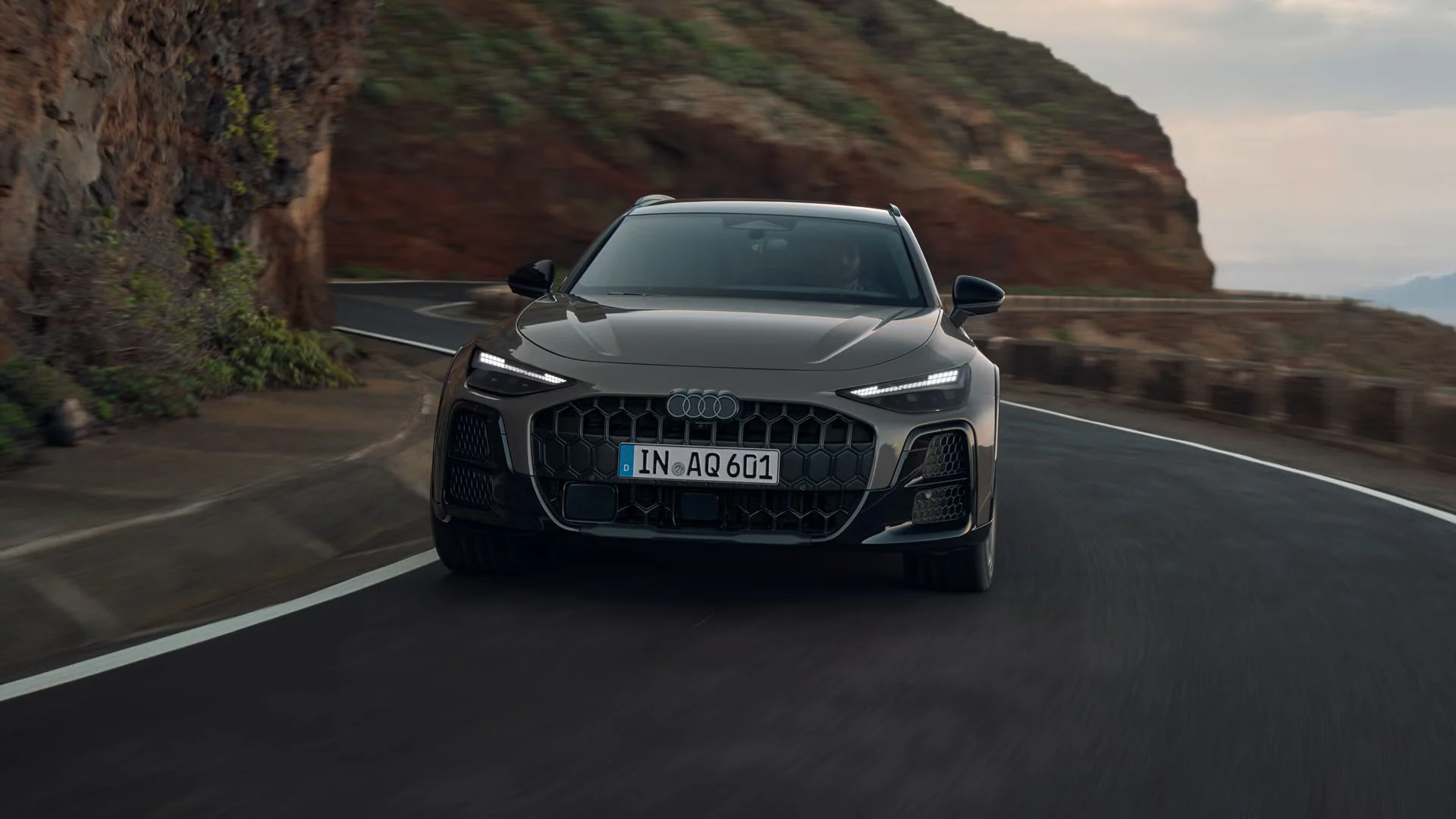 Audi A6 allroad ajossa.