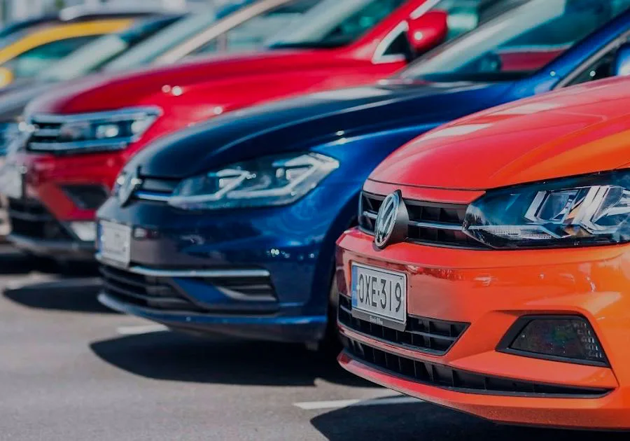 Vaihtoautoja rivissä parkkipaikalla