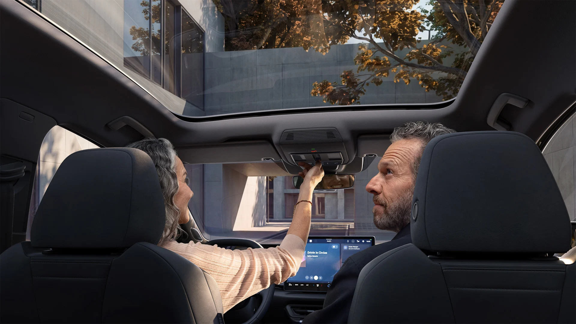 IDT0276 id-tiguan panoramic-sunroof-persons