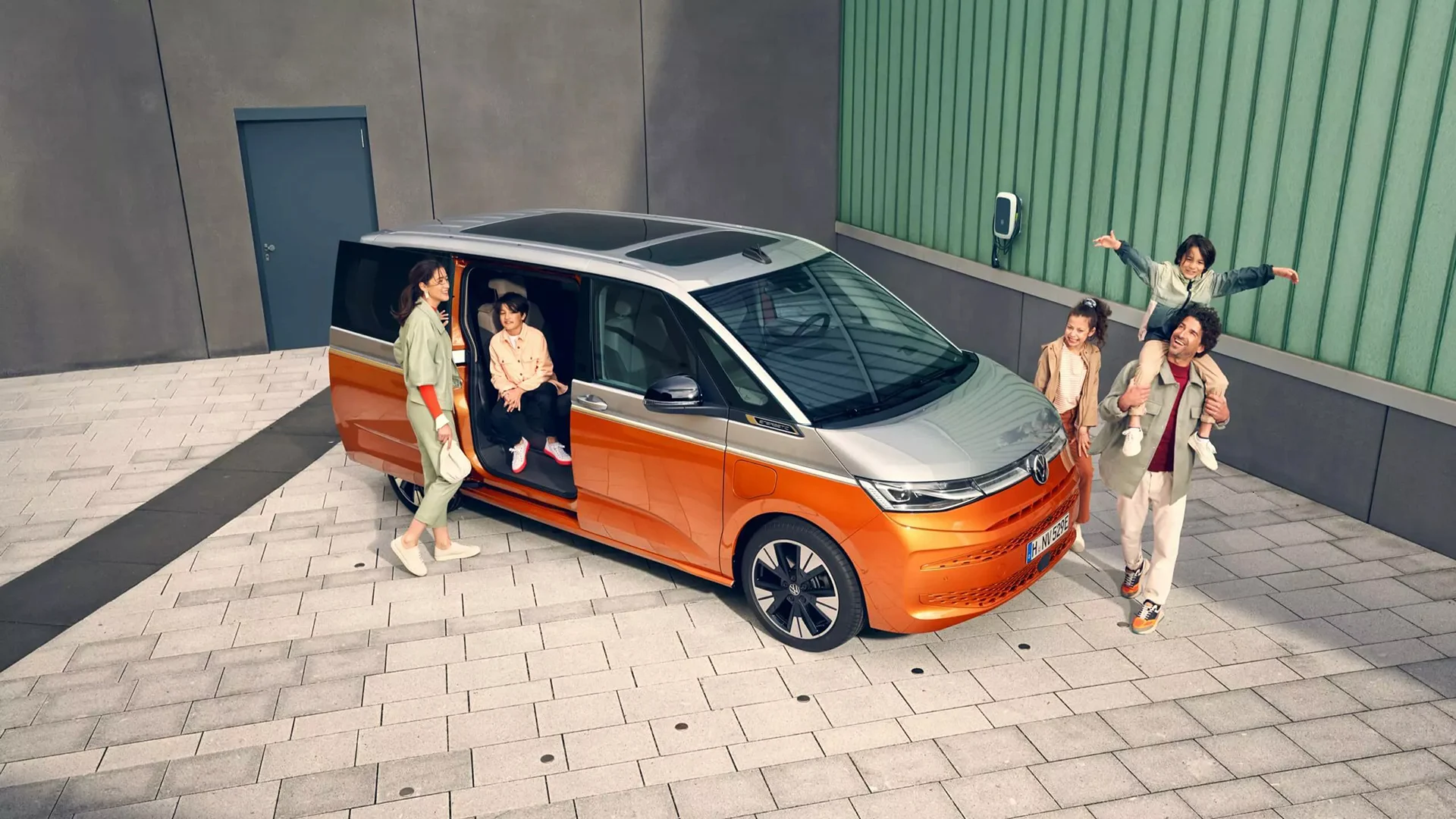 7-paikkainen tila-auto ladattavana hybridinä