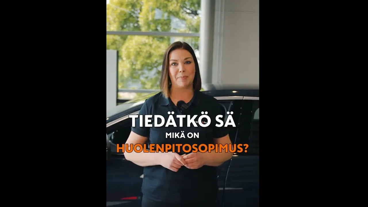 Nainen kertoo huolenpitosopimuksesta autohallissa.