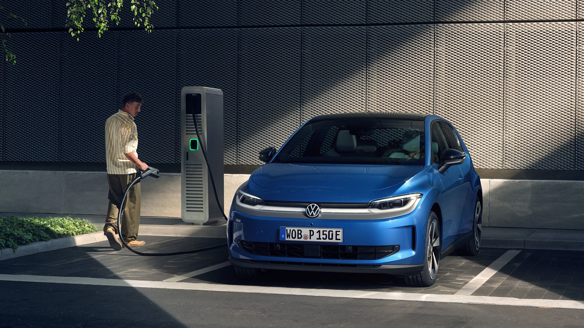 Sininen Volkswagen ID. Polo lataamassa.