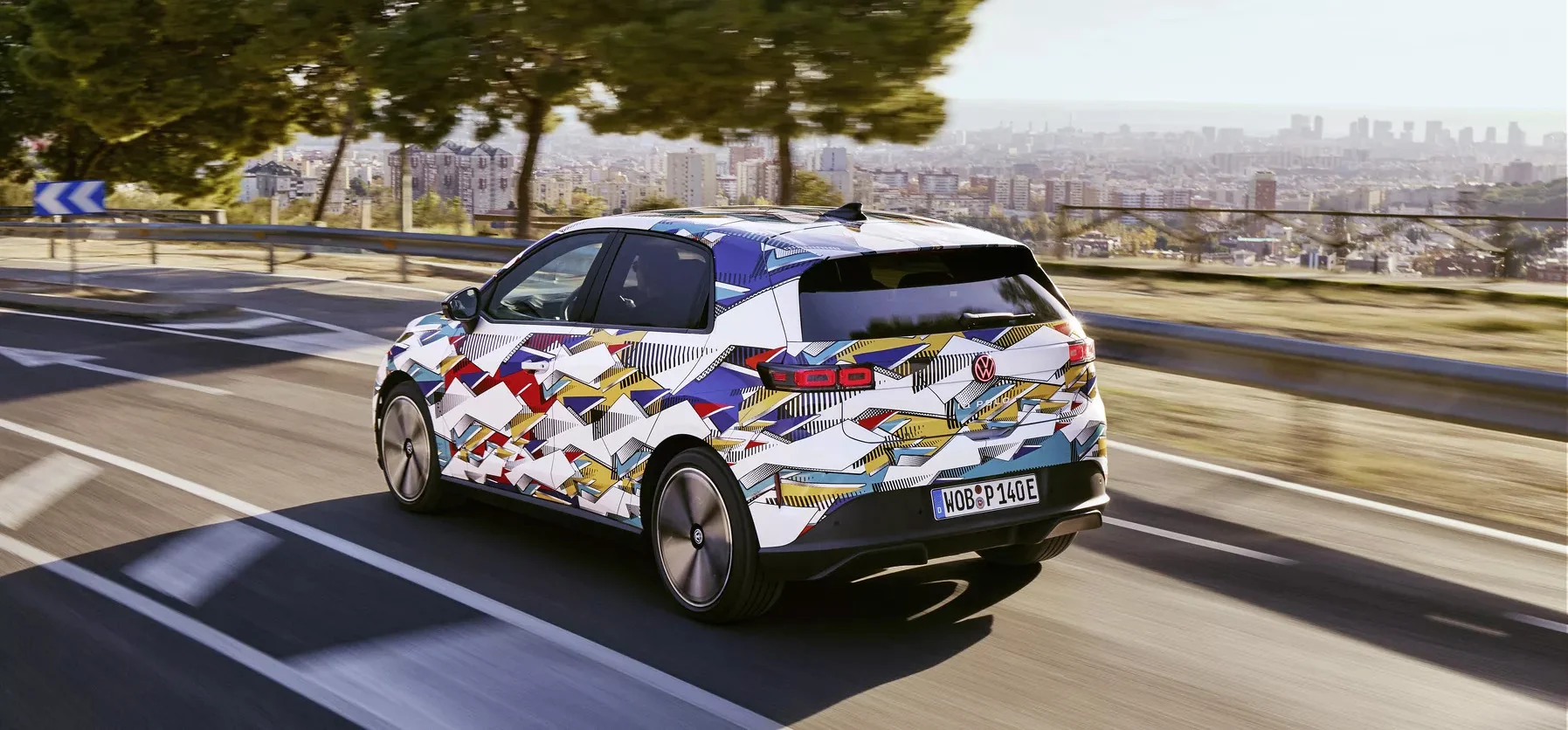 ID Polo takaa päin ajamassa tiellä