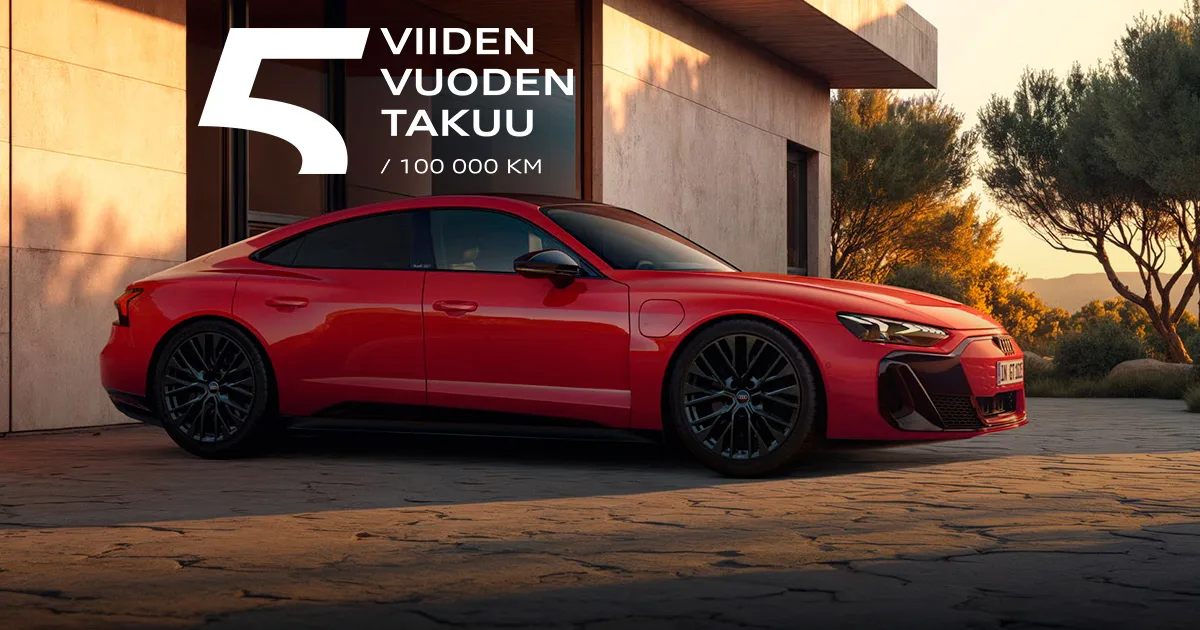 Punainen Audi e-tron GT parkkeerattuna pihalla auringonlaskussa. 