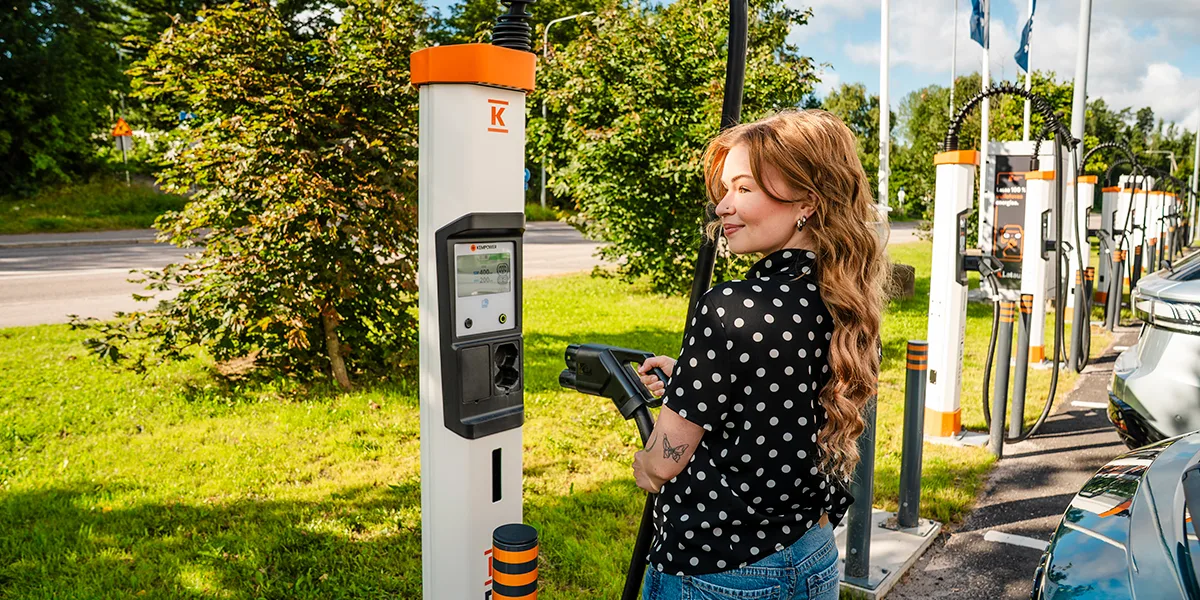 Miten K-Lataus toimii? Tältä sivulta löydät ohjeet K-Lataus-pisteiden käyttöön ja sähköauton lataamiseen.