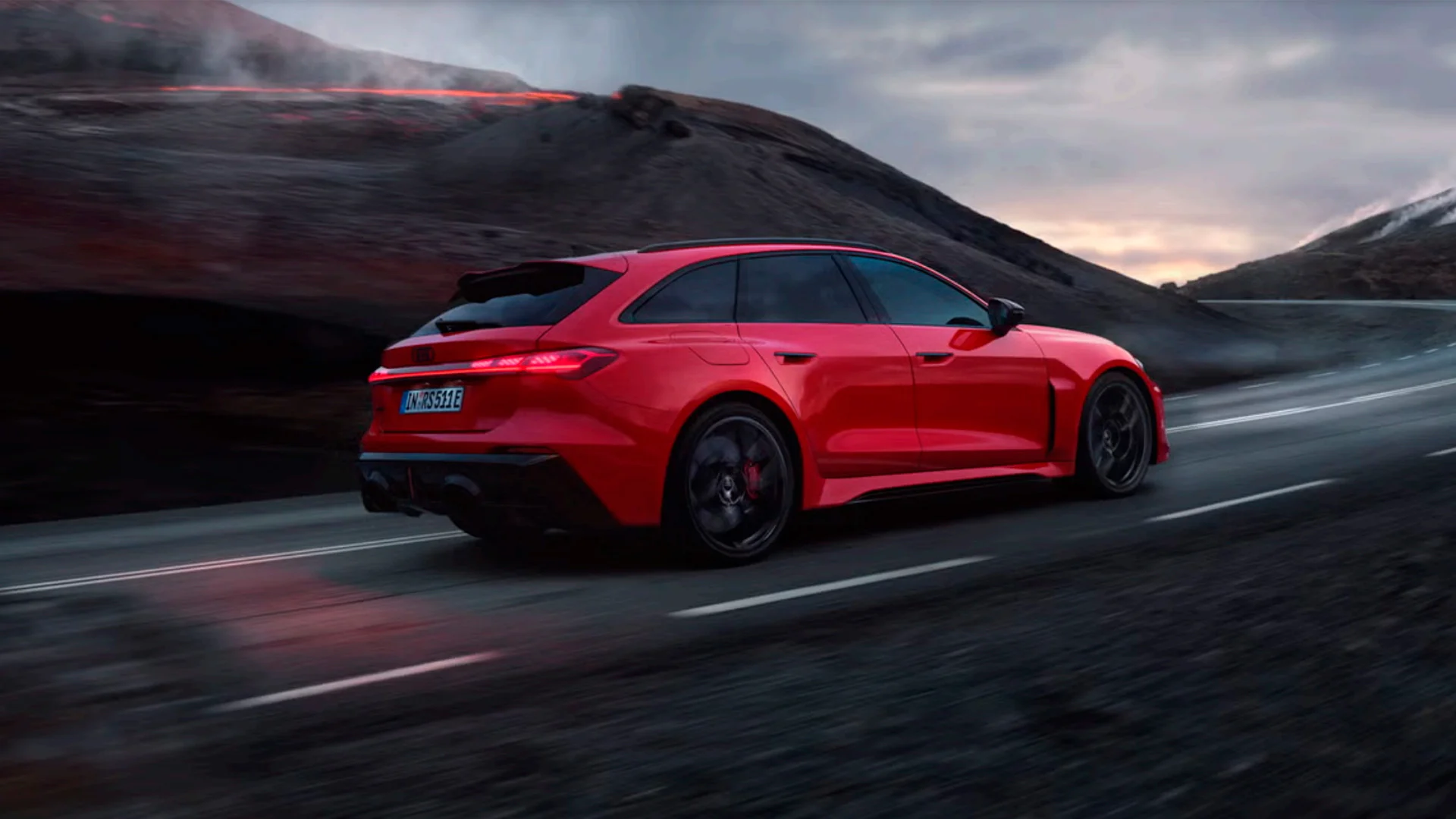 Audi RS 5 Avant takaa päin ajossa mutkaisella tiellä.