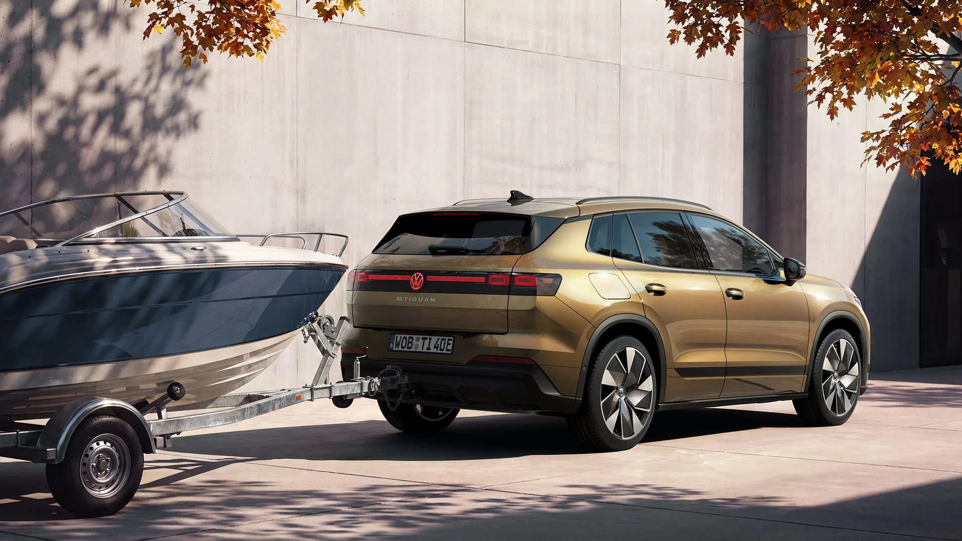 IDT0259 id-tiguan with-boat-on-trailer