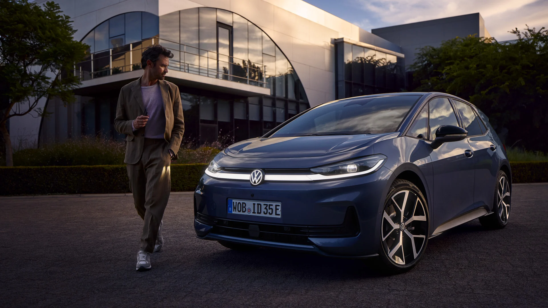 Etuvalot päällä olevan ID.3 Neo edessä kävelee mies.