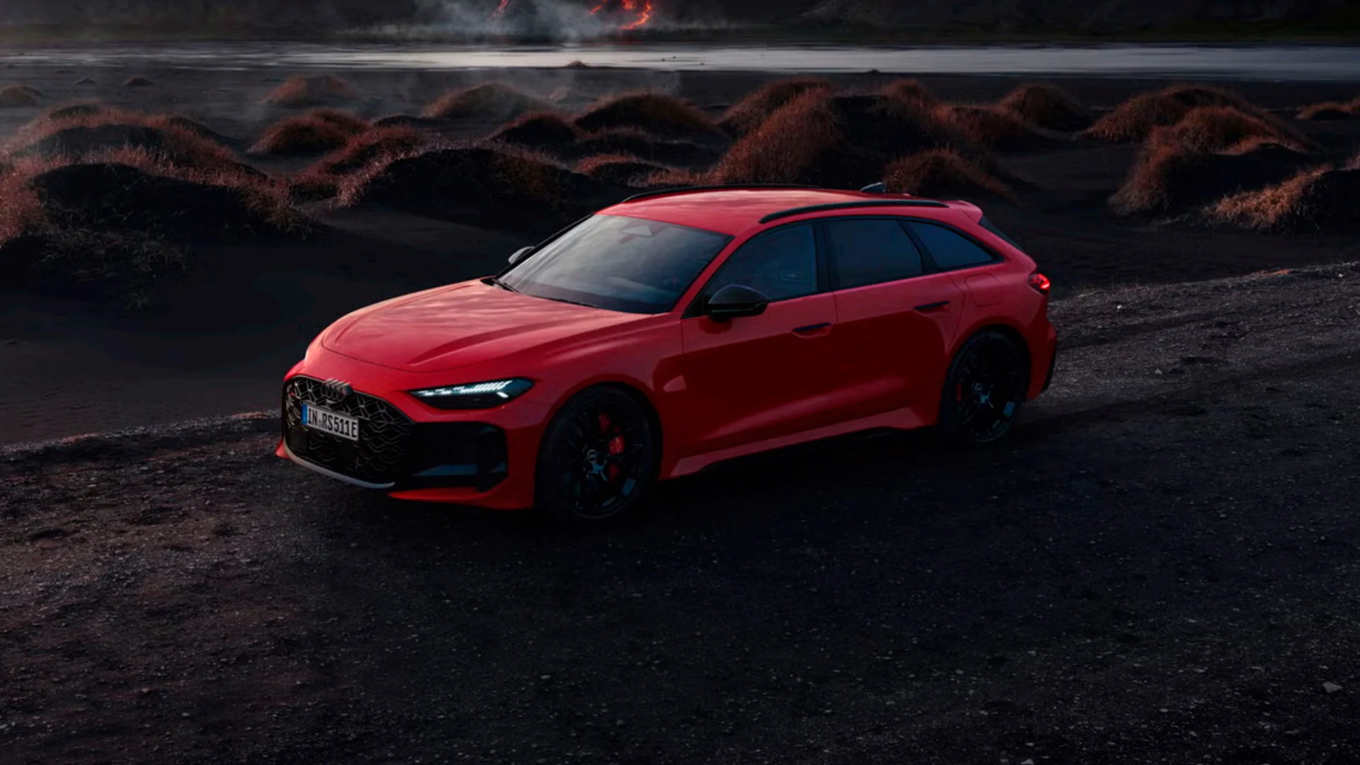 Audi RS 5 Avant parkkeerattuna tien reunaan.