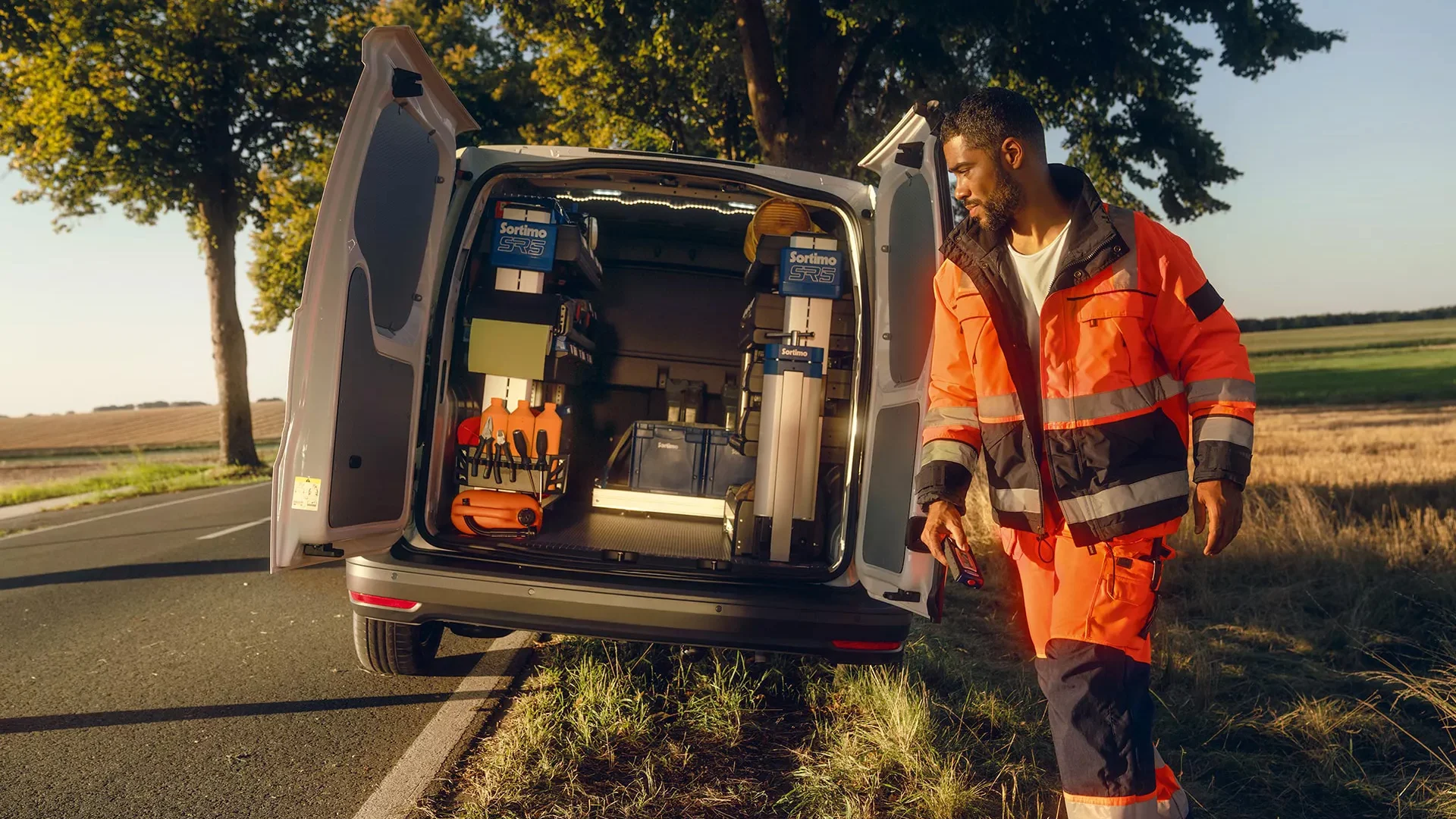 Volkswagen Caddy Maxi Cargo takaovet auki tien varressa.