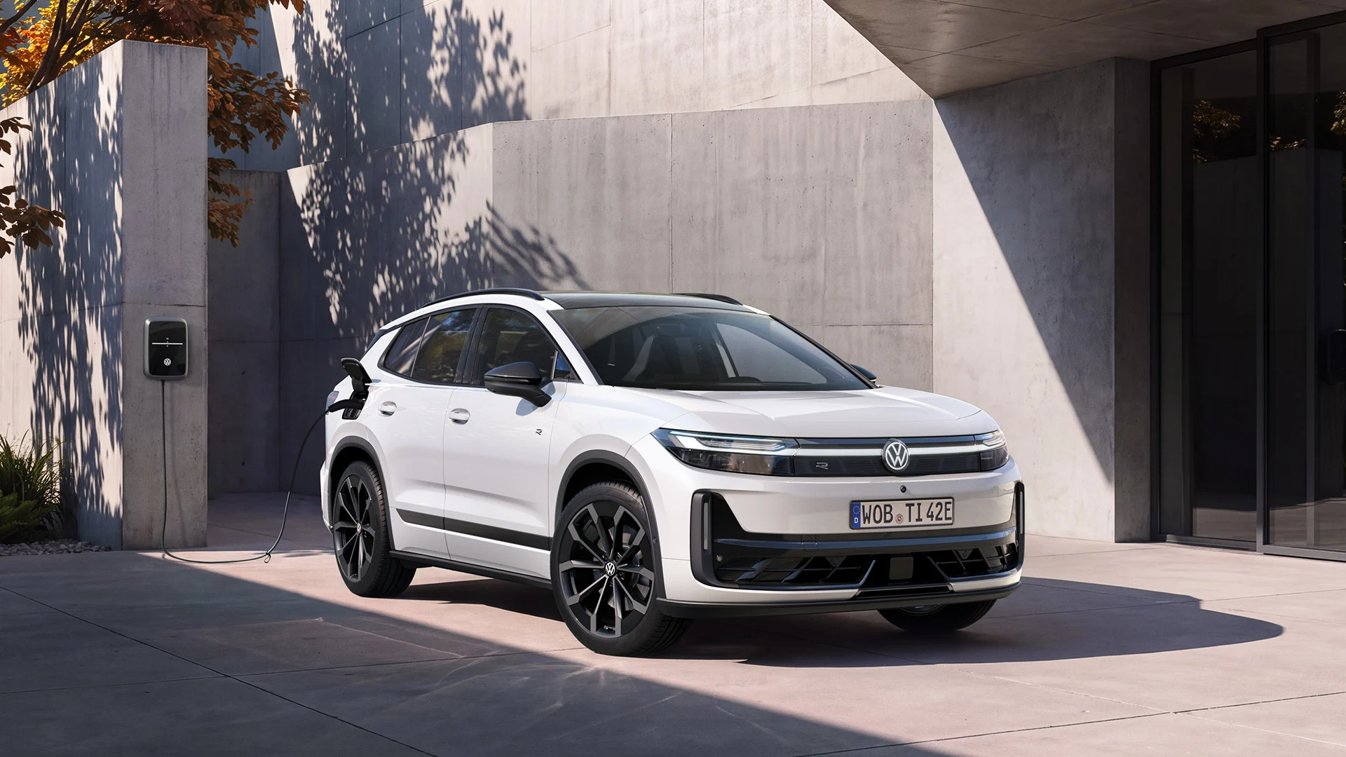 IDT0254 id-tiguan-r-line charging-in-front-of-modern-house