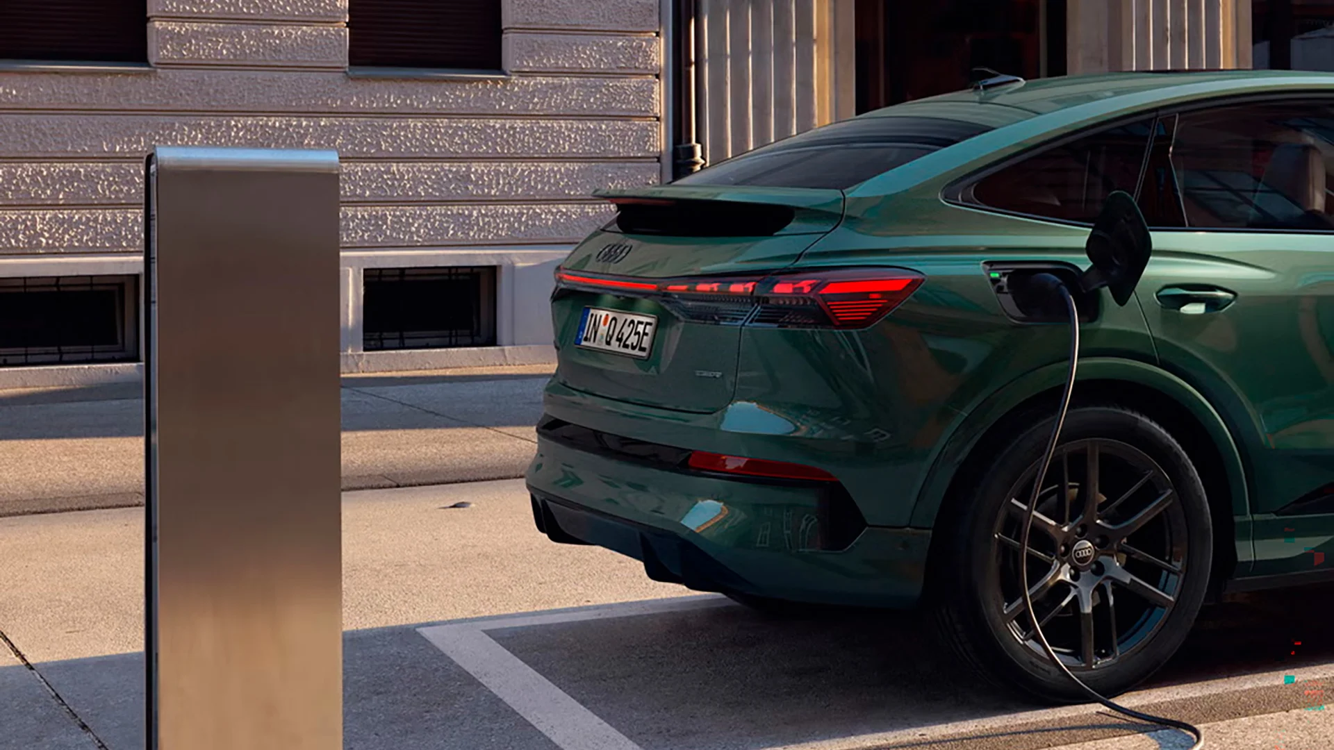 Audi Q4 e-tron Sportback lataamassa.