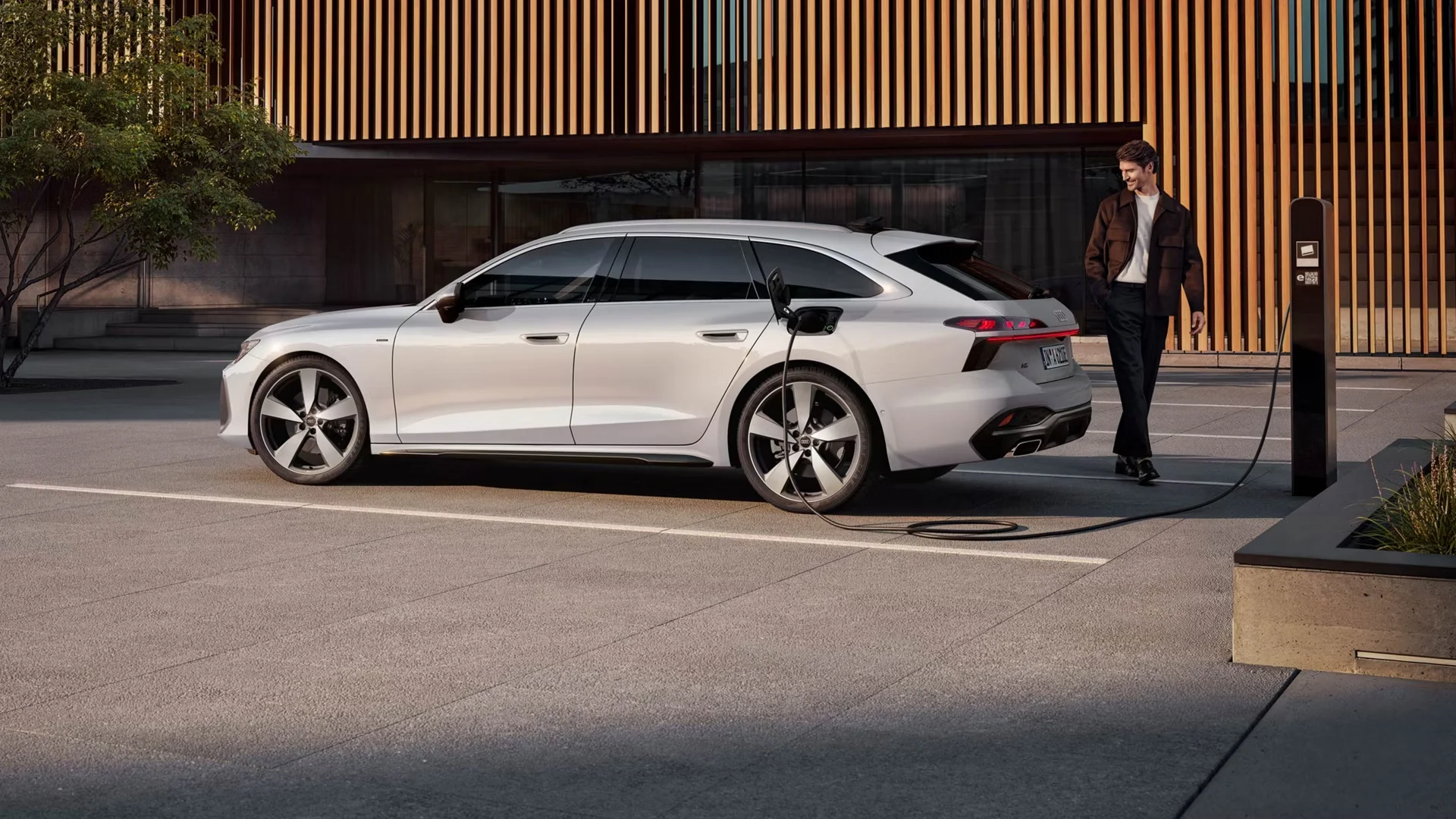 Uusi A6 Avant e-hybrid.