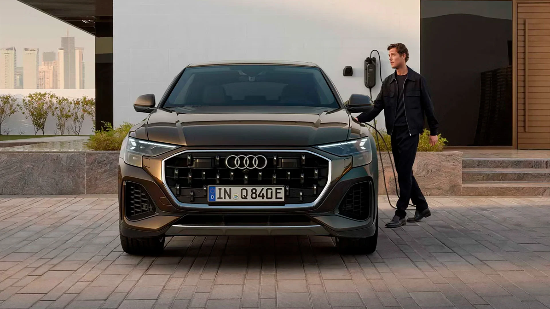 Edestä päin kuvattu Audi Q8 e-hybrid pihalla.