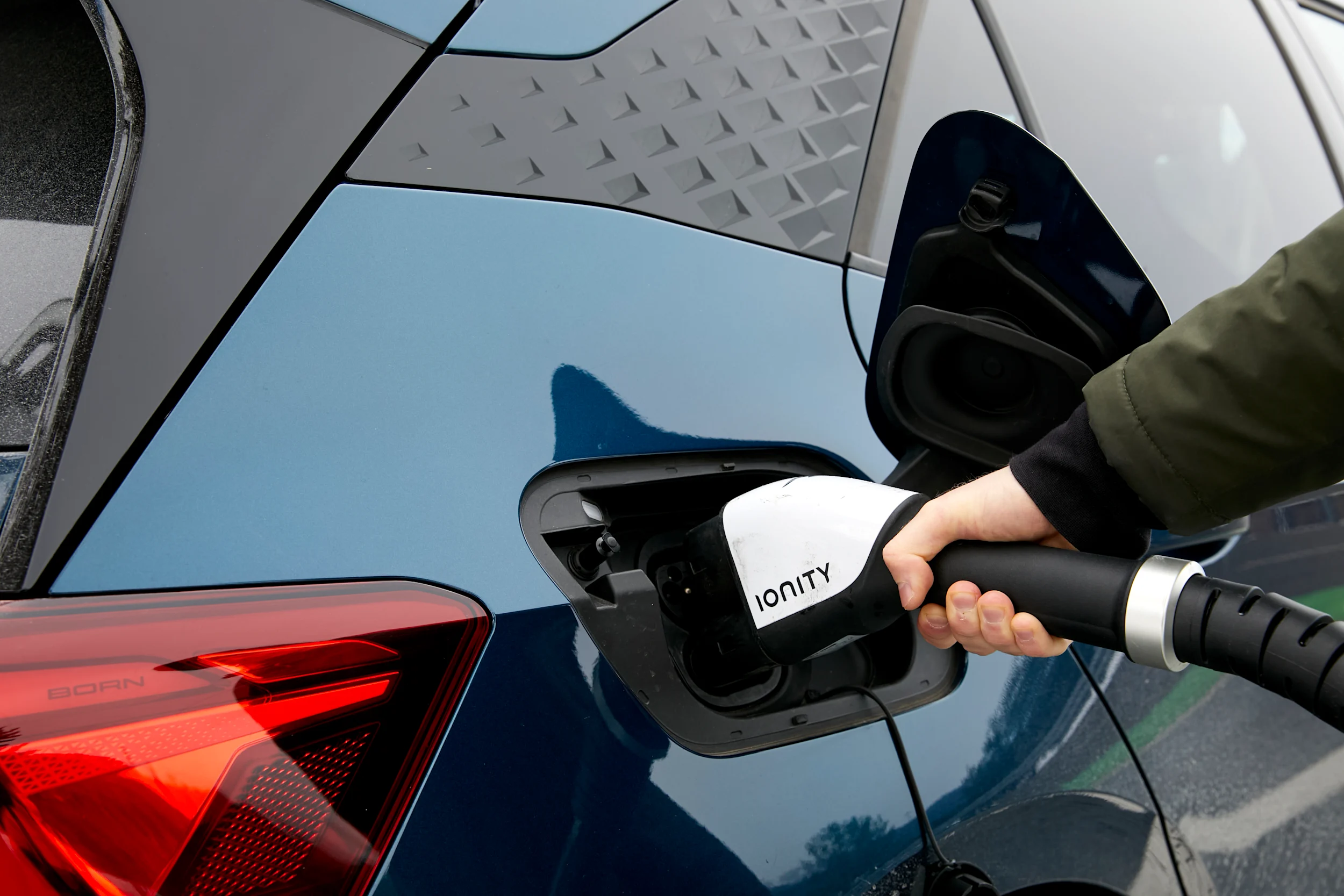 CUPRA Born täyssähköauto Ionity-latauspisteessä kytkettynä laturiin