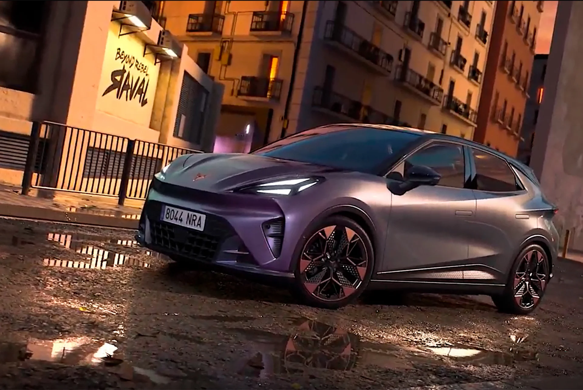 Cupra Raval illalla kaupungin kadulla.