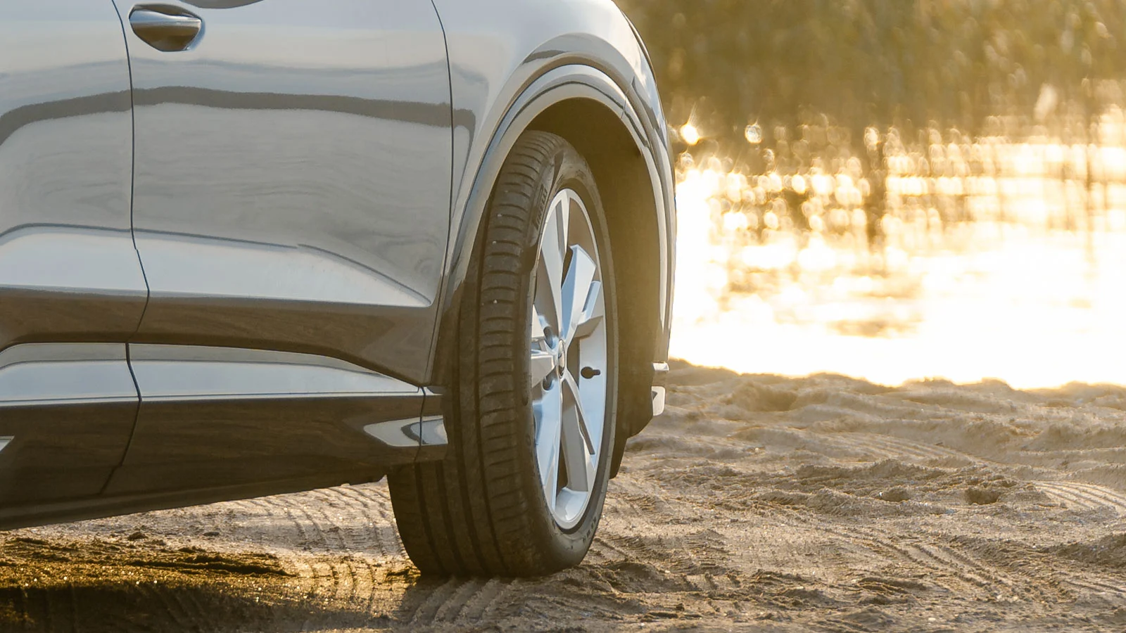 Audi ja kesärengas hiekkarannalla