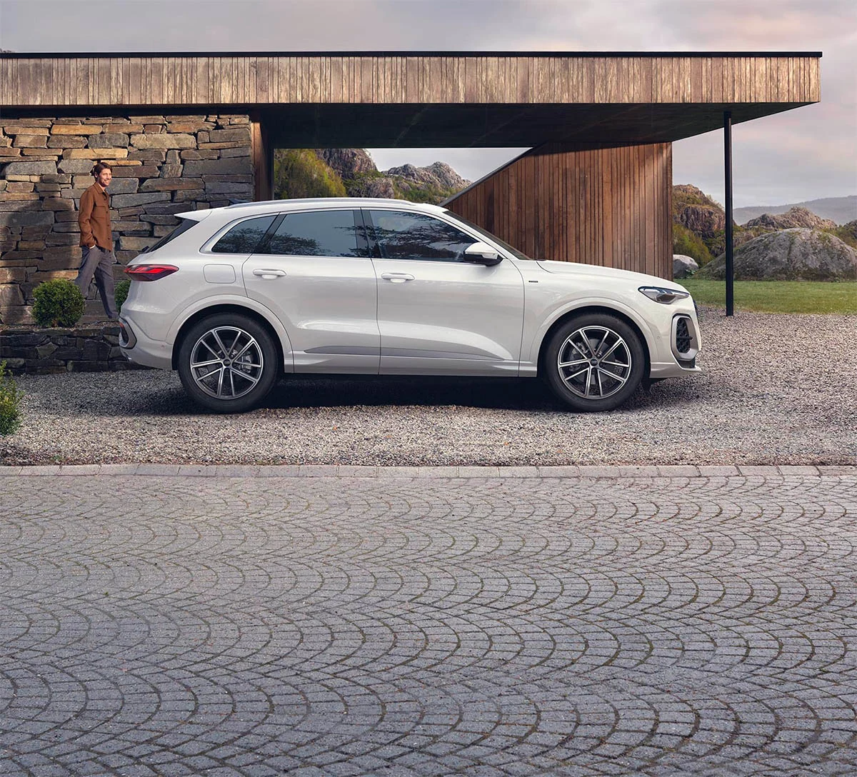 Audi Q5 e-hybrid quattro  rahoitustarjouksella omaksi alkaen vain 579€/kk  + 3 vuoden jatkoturva veloituksetta* 