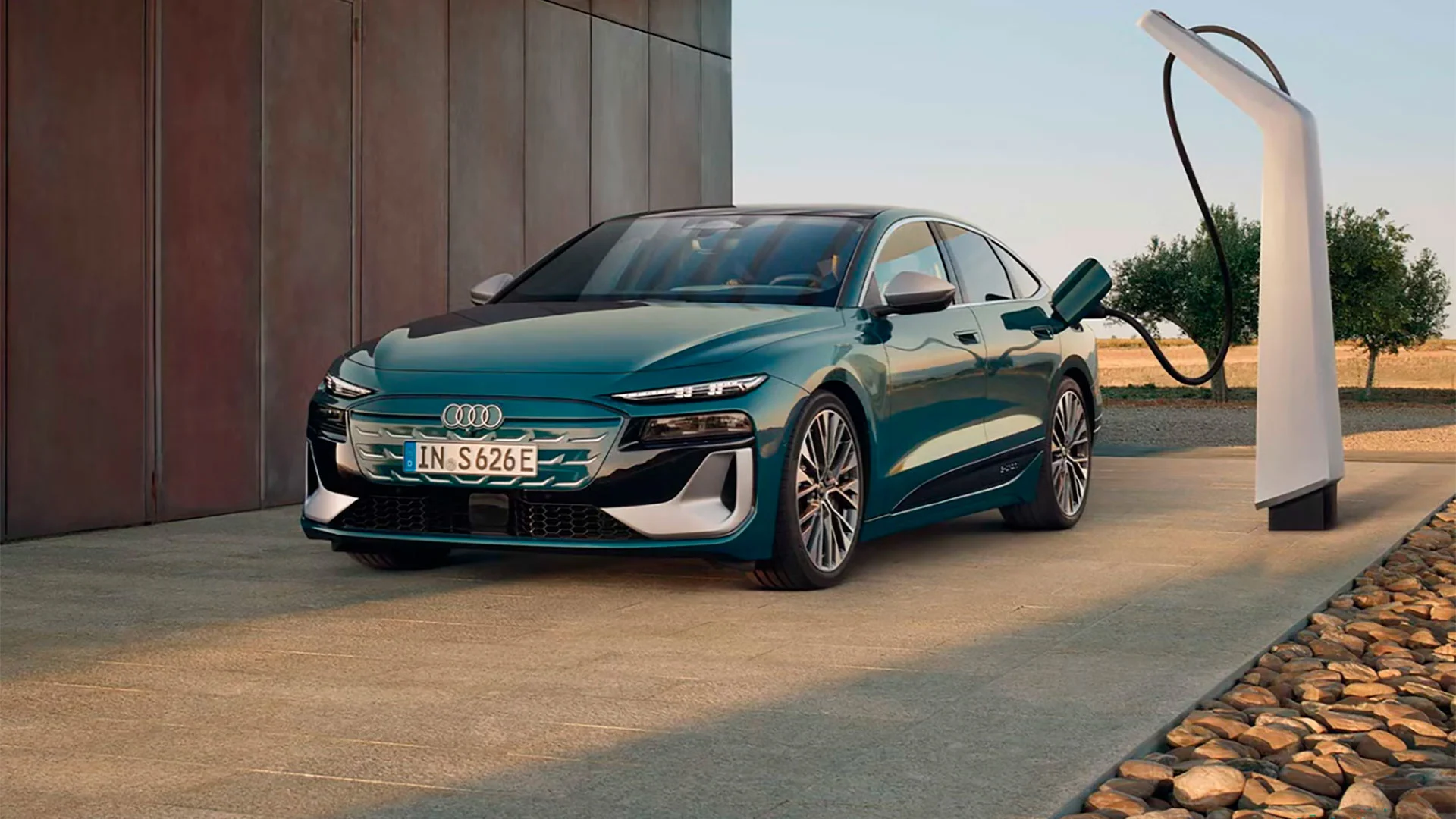 Turkoosi Audi S6 e-tron Sportback lataamaassa.