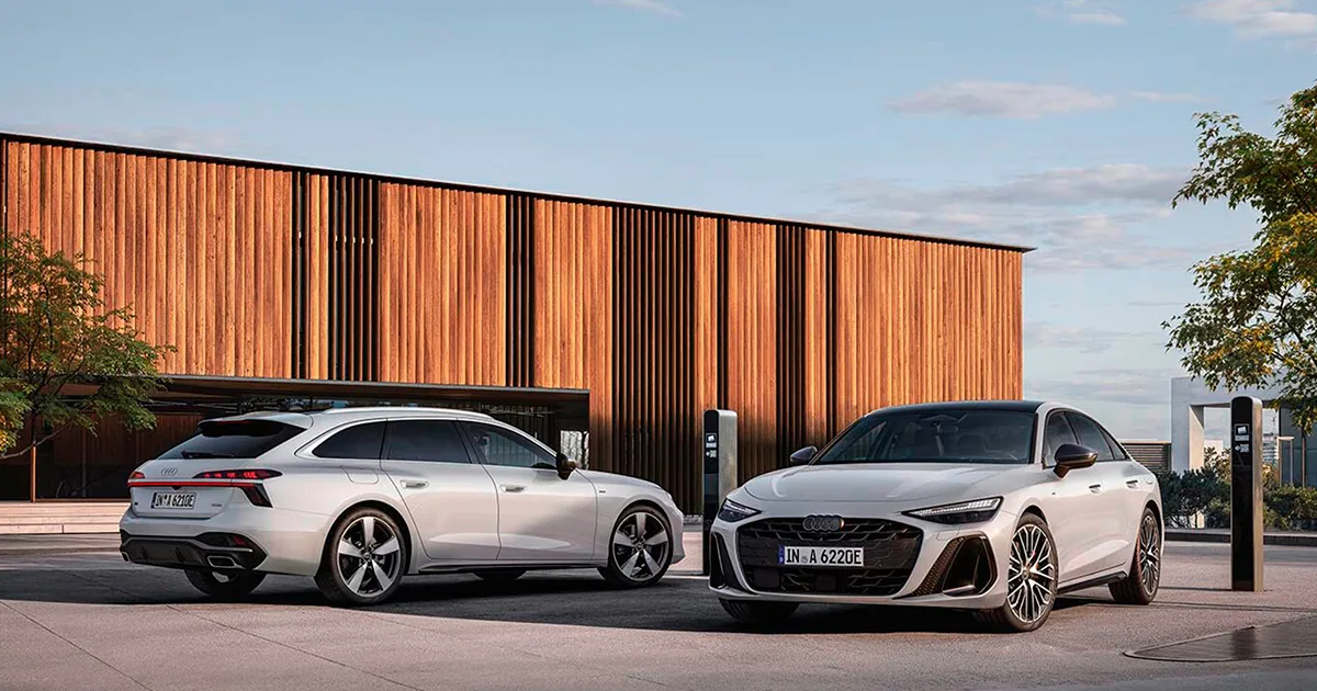 Valkoiset Audi e-hybridit parkissa pihalla.