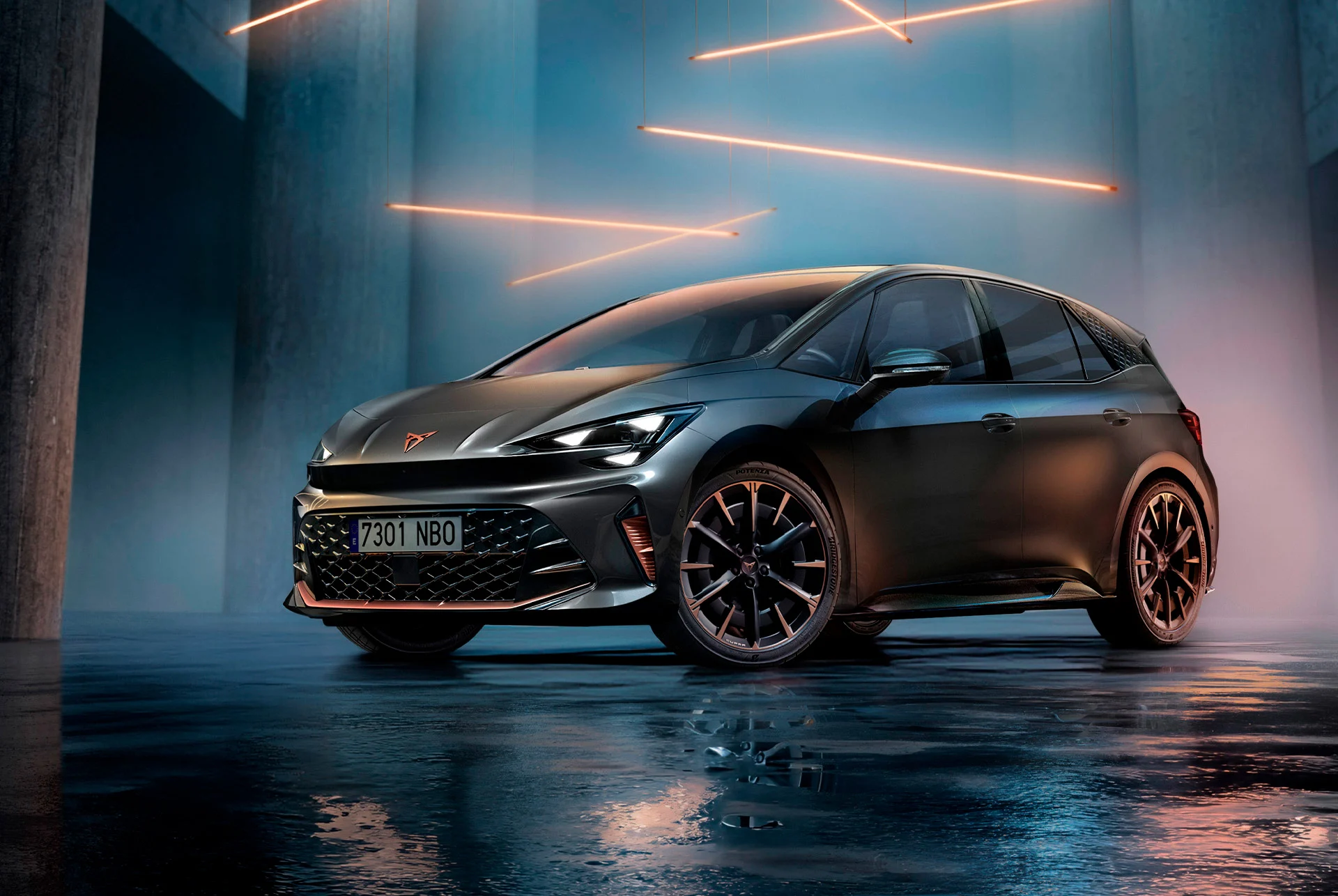 CUPRA Born -sähköauto hämärässä tilassa valoviivojen ympäröimänä.
