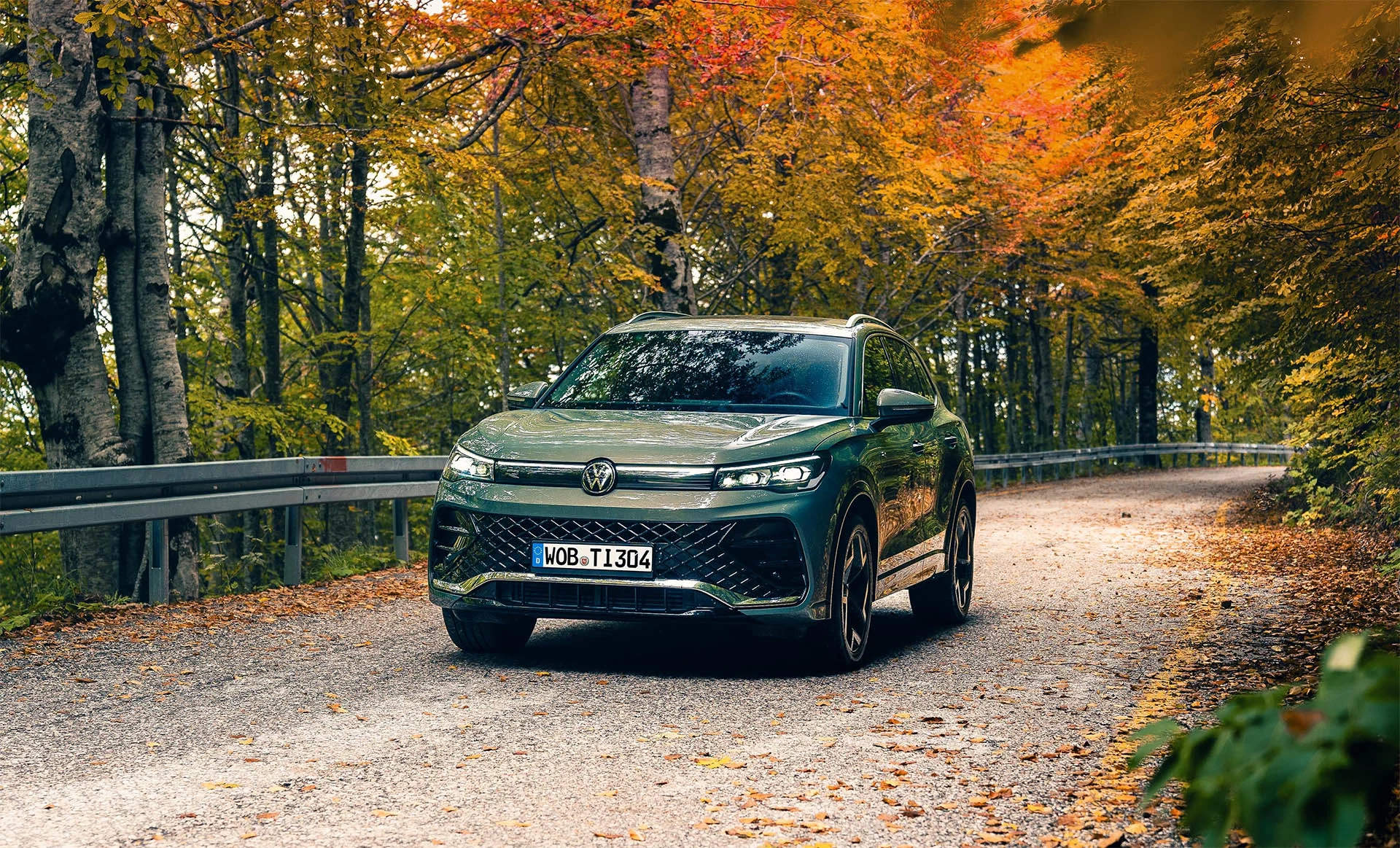 Tiguan ajaa ruskaisella tiellä.