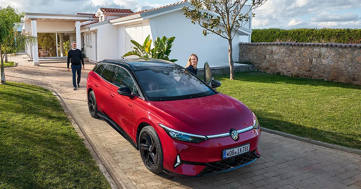 Punainen ID.7 GTX parkkeerattuna pihalla.