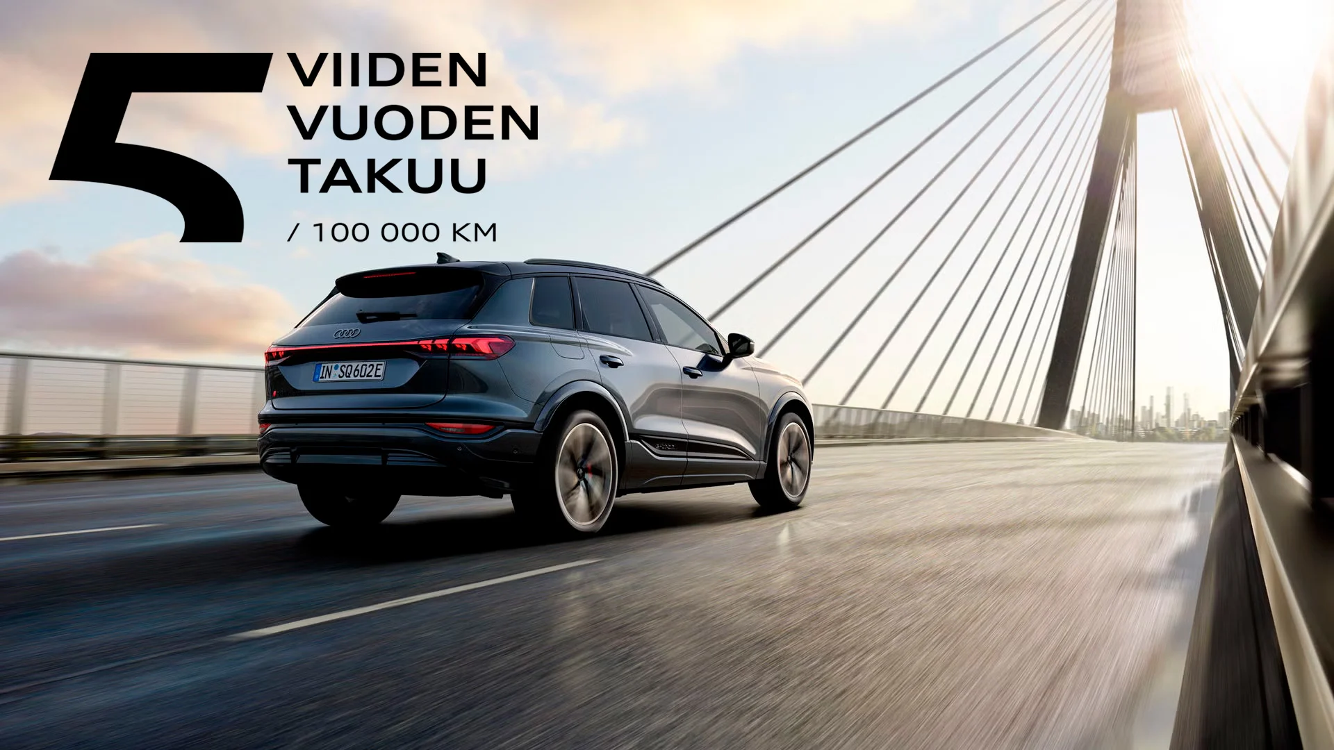 Audi takuu - Audi-katumaasturi ajaa aurinkoisella sillalla