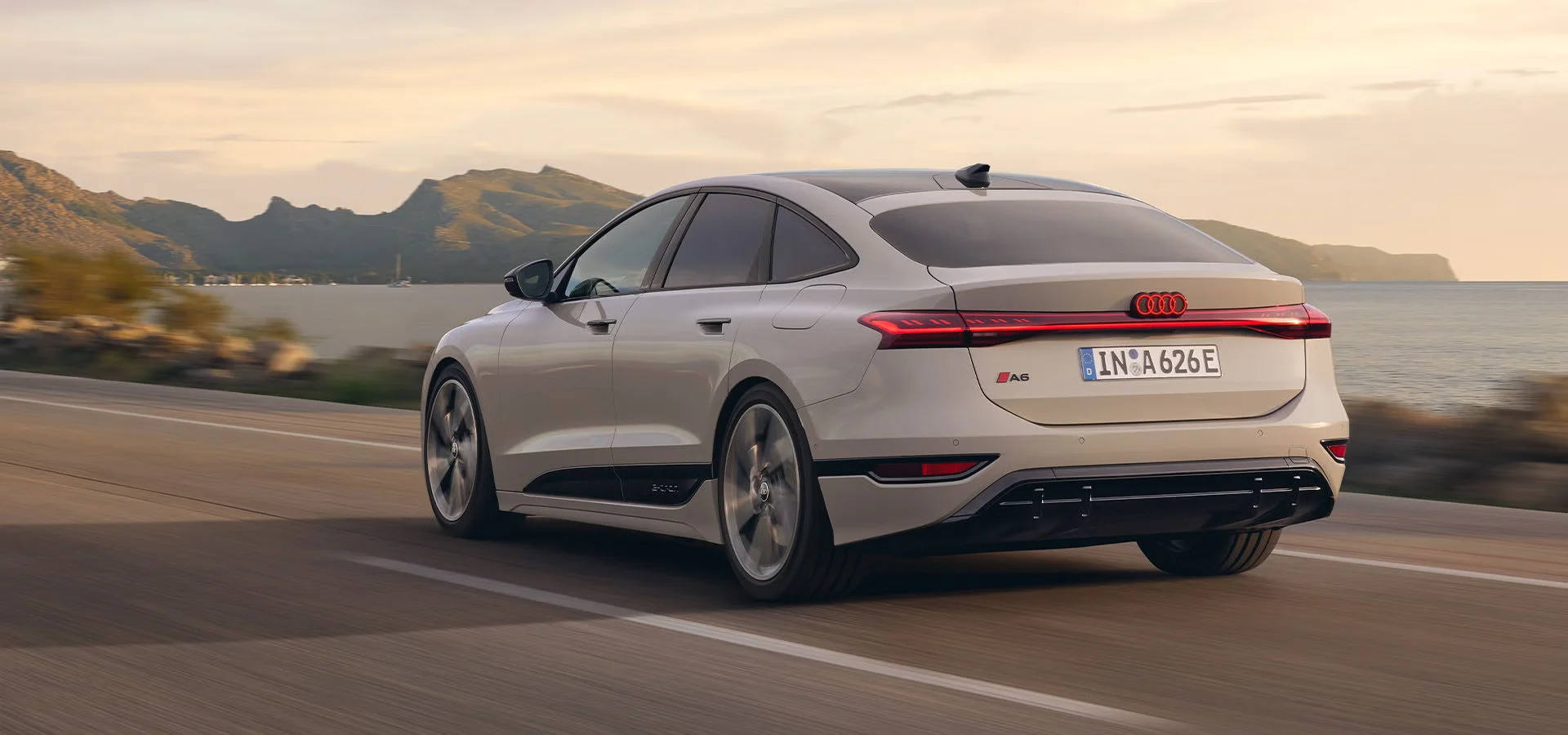 Audi A6 e-tron Sportback ajossa maantiellä.