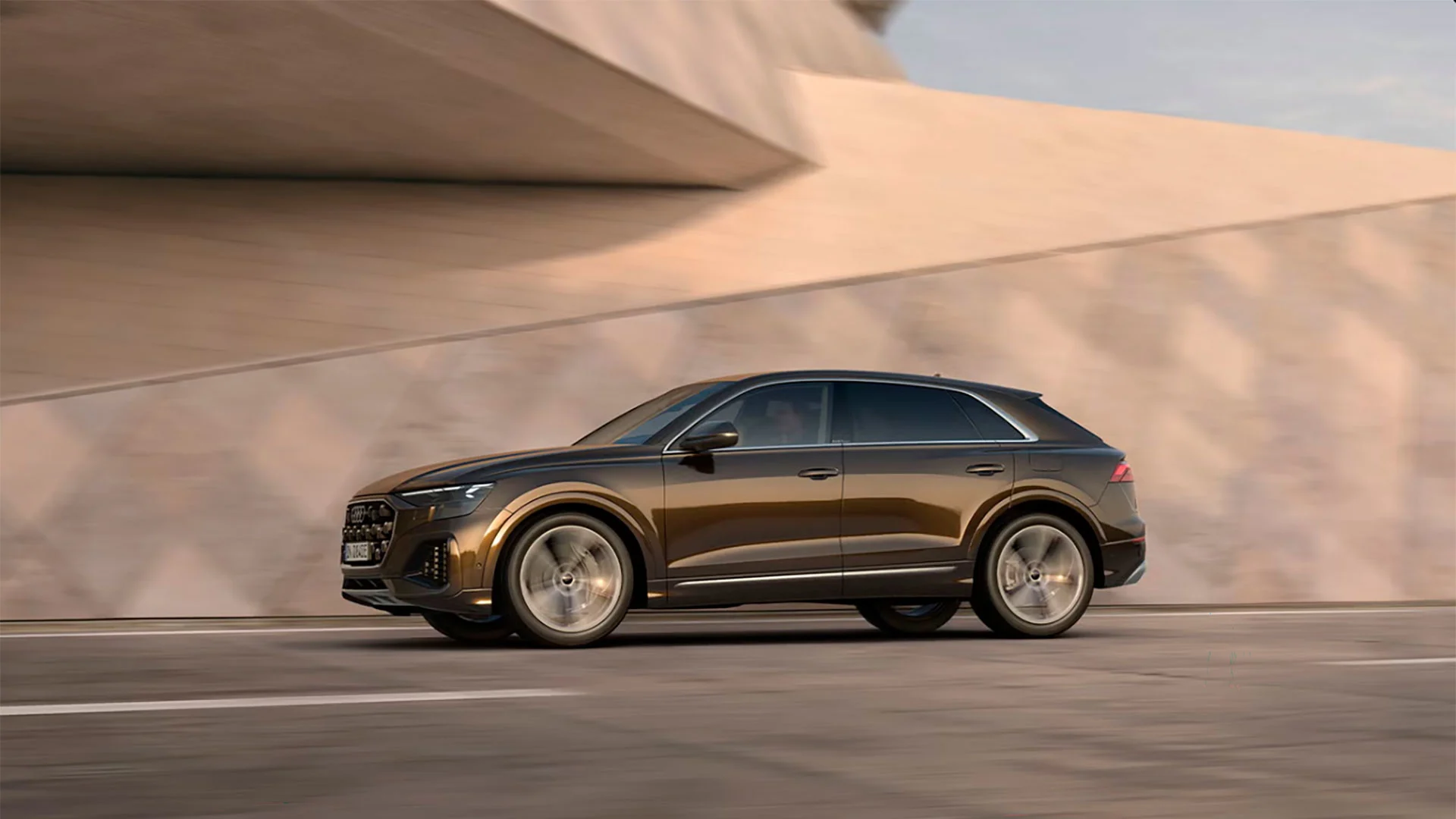 Audi Q8 e-hybrid ajossa maantiellä.