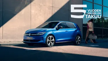 Sininen Volkswagen ID. Polo parkissa varjoisalla kadulla.